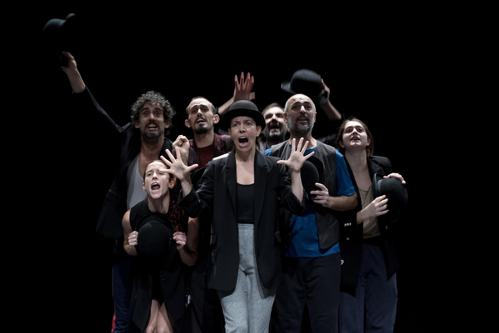 Los intérpretes de 'Archipiélago de los desastres' ensayan una escena.