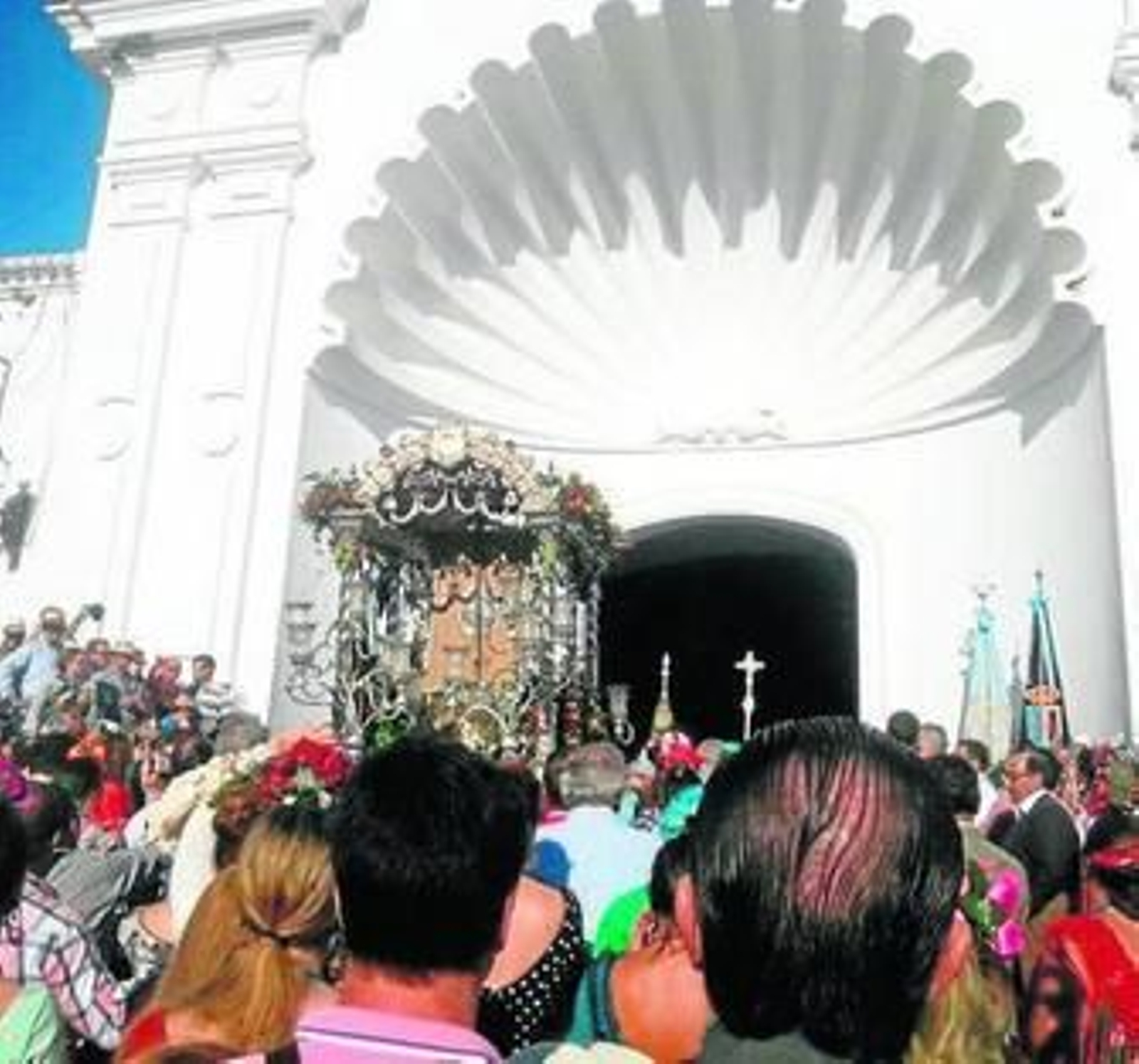 El simpecado de La Línea, frente a la iglesia de la Virgen del Rocío.