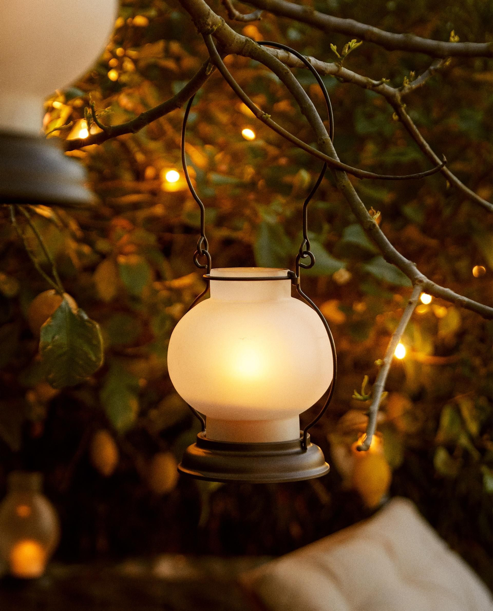 Farolillo de hierro y cristal de Zara Home.