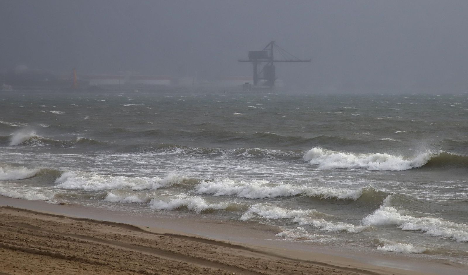 Fotos de la borrasca Joseph: Rachas de 100 km/h cierran el Estrecho y colapsan el Puerto de Algeciras