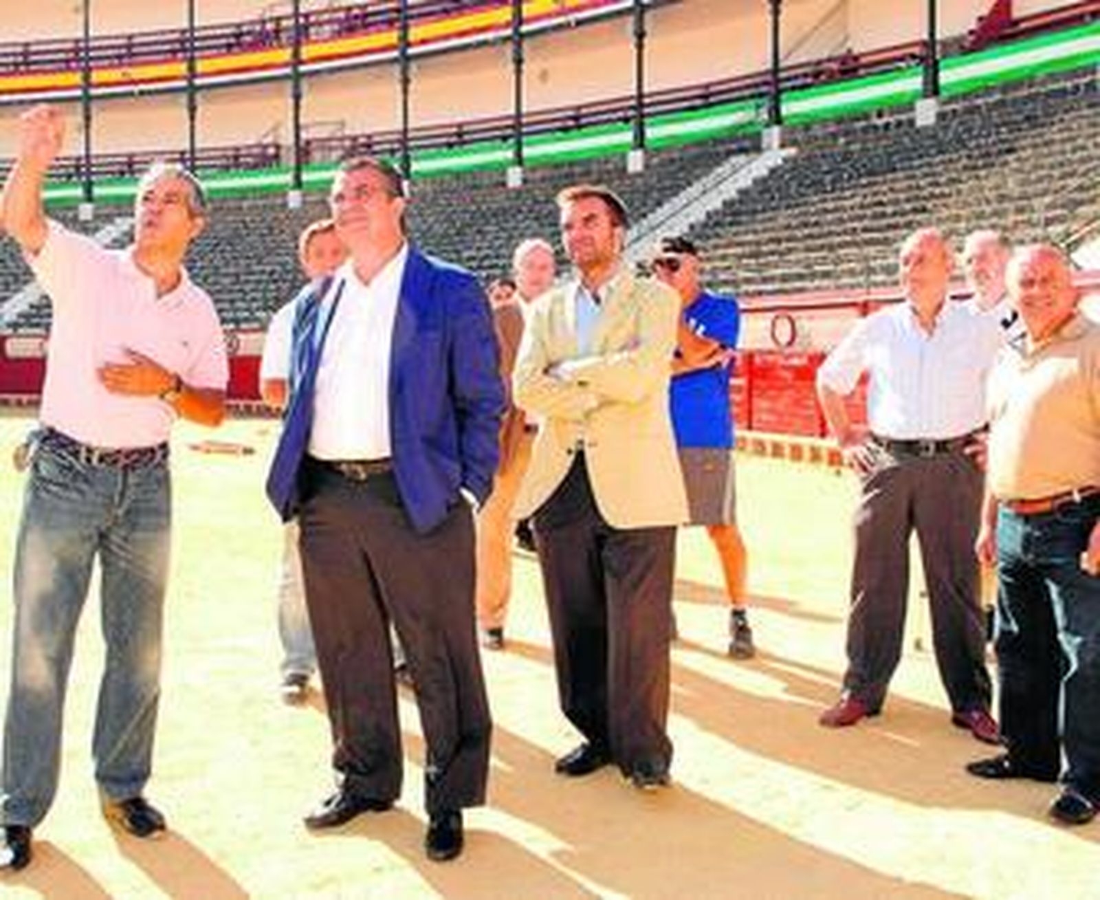 El arquitecto José Carlos Galán Jiménez explicó ayer al alcalde Enrique Moresco las mejoras realizadas en la plaza.