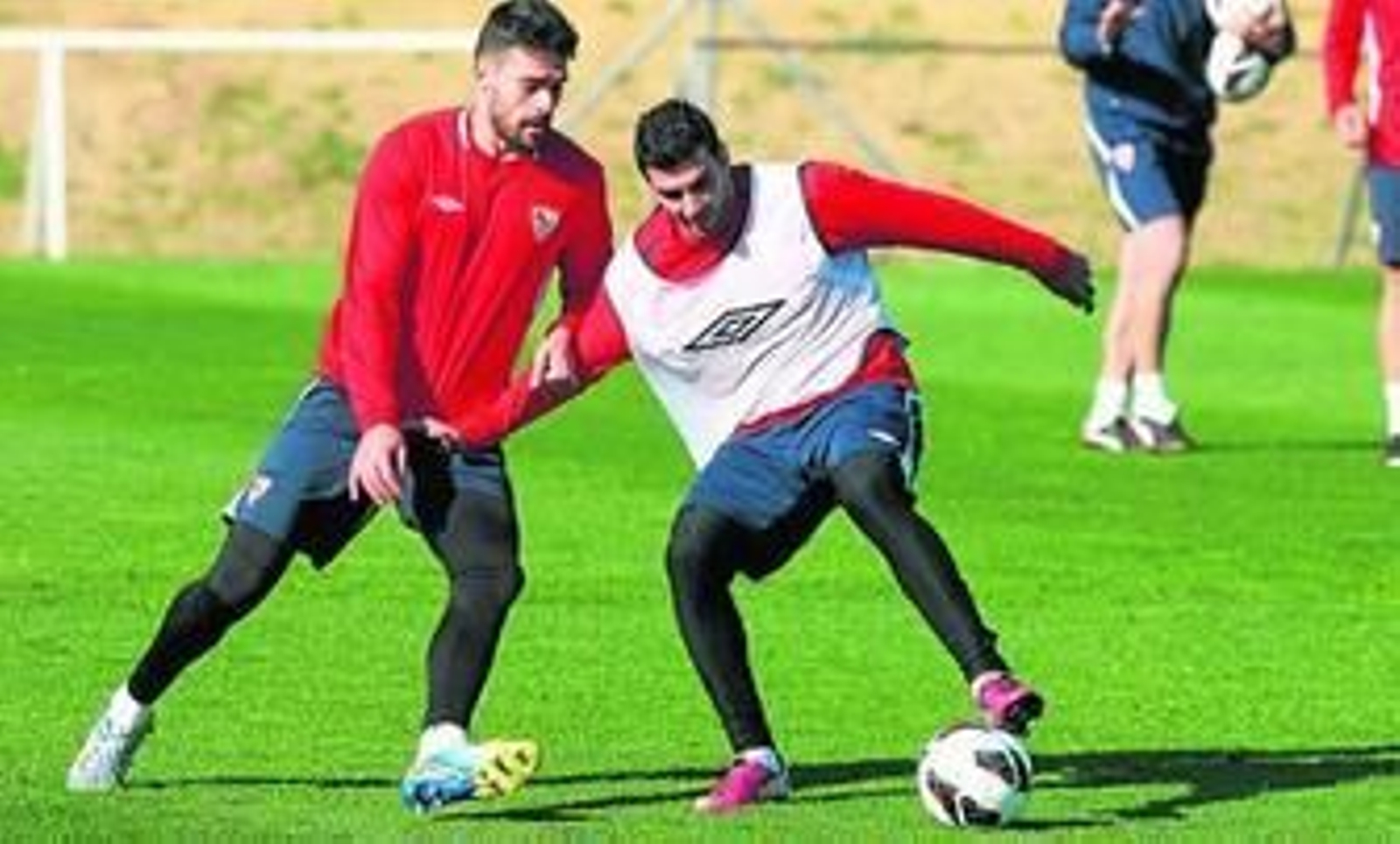 Reyes protege el balón ante el acoso de Botía durante un entrenamiento de esta semana.
