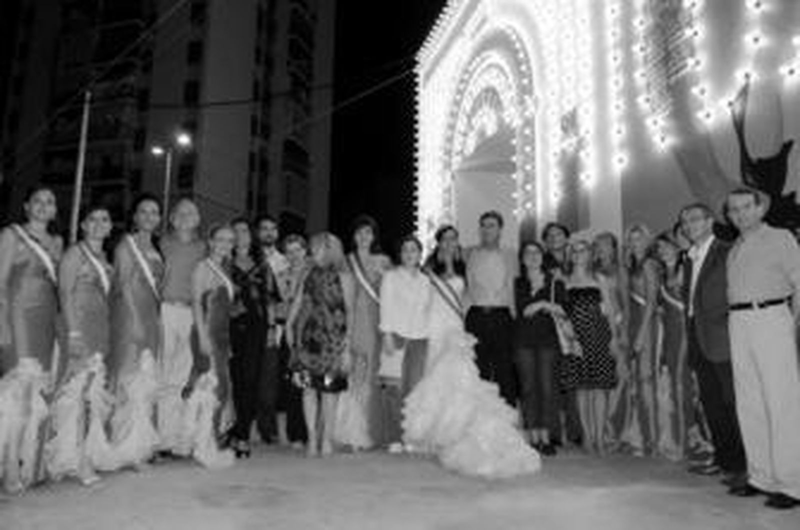 La reina y damas junto al alcalde, la delegada de Feria y Fiestas y otros concejales tras el encendido del ferial.