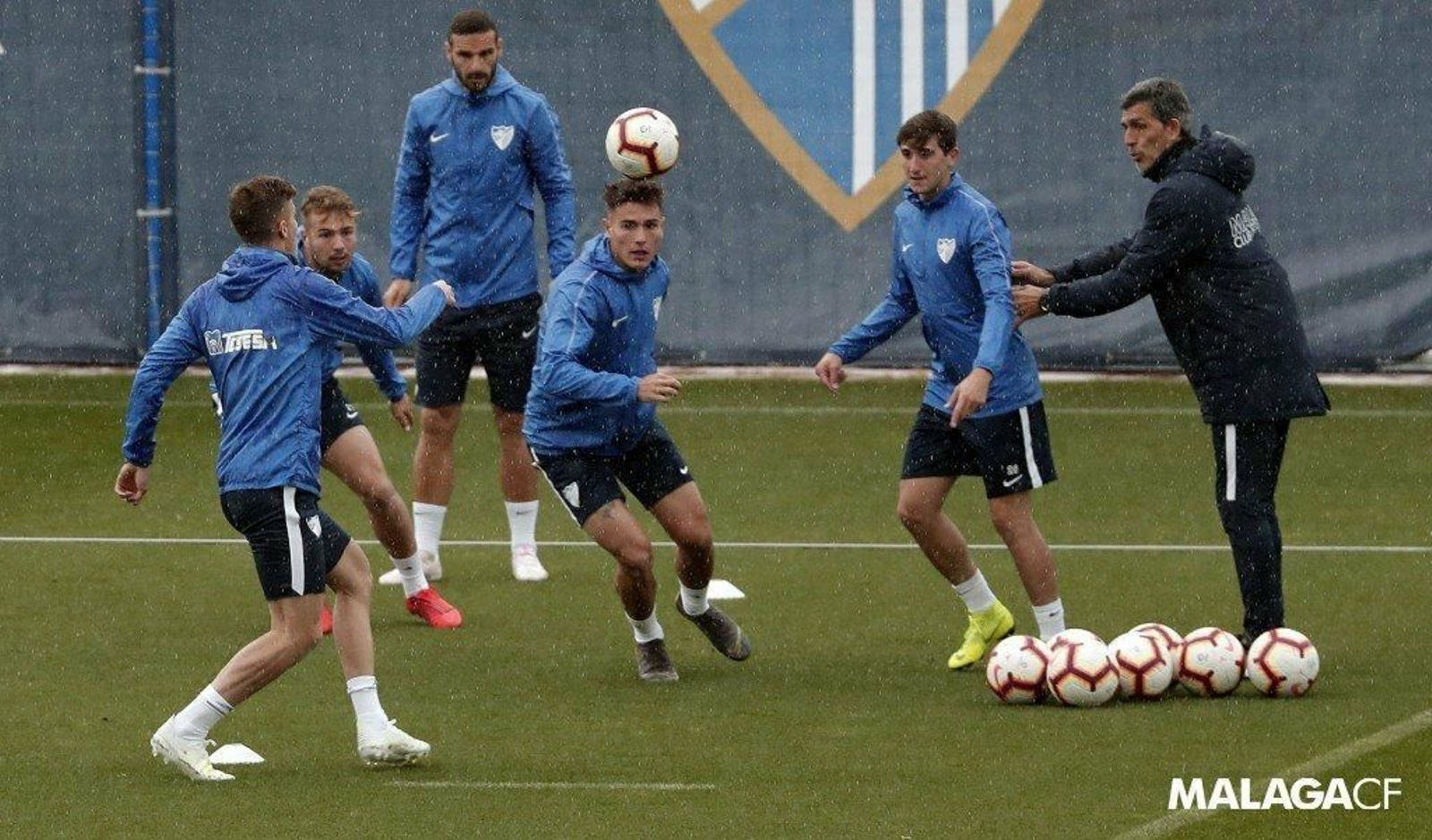 Las fotos del Málaga CF bajo la lluvia.