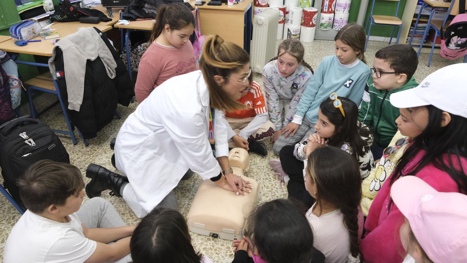 María José Solvas realiza una demostración de cómo hacer de forma correcta el masaje cardíaco para que sea efectivo