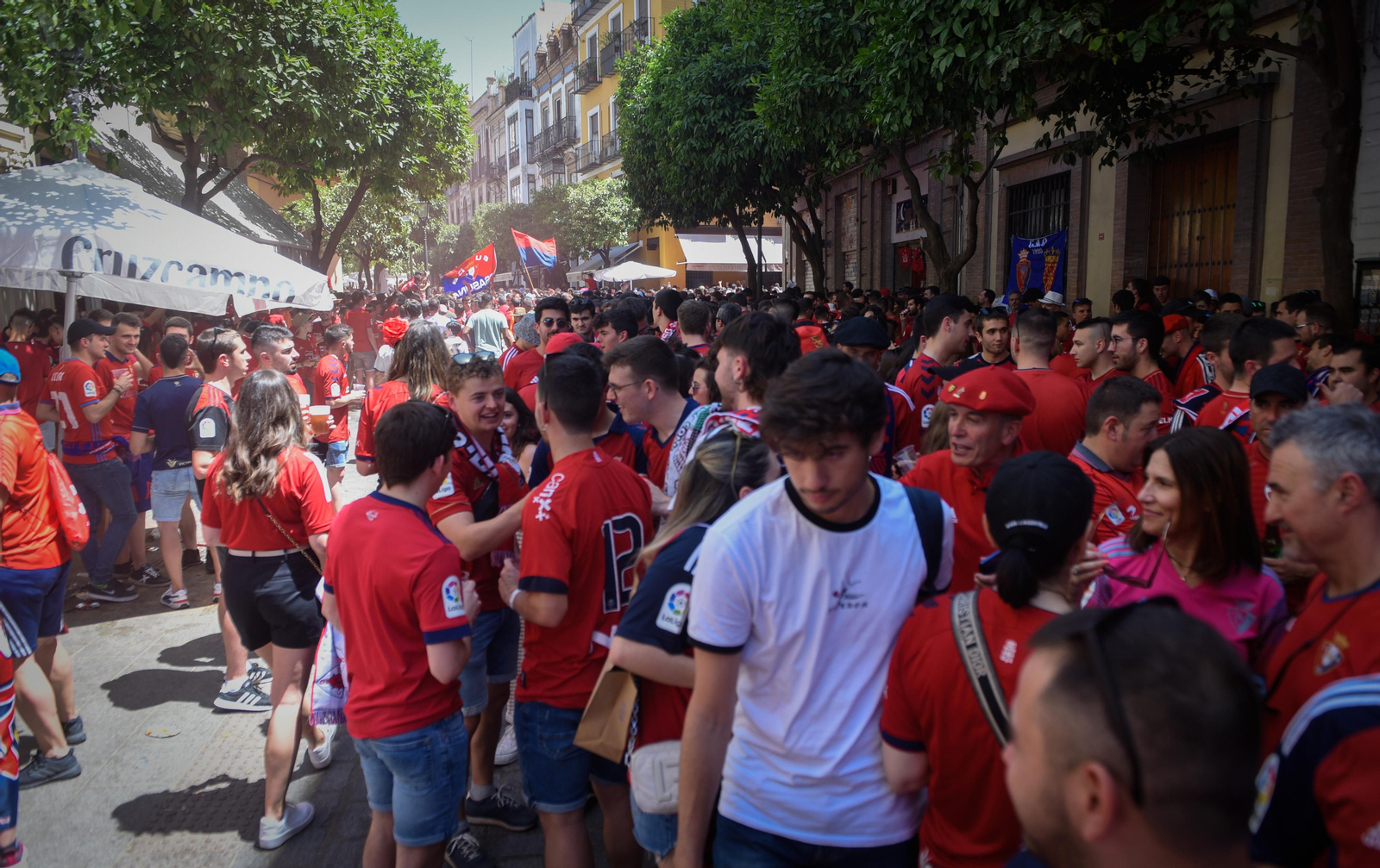 Búscate en la galería gráfica de las aficiones de Osasuna y Real Madrid en Sevilla