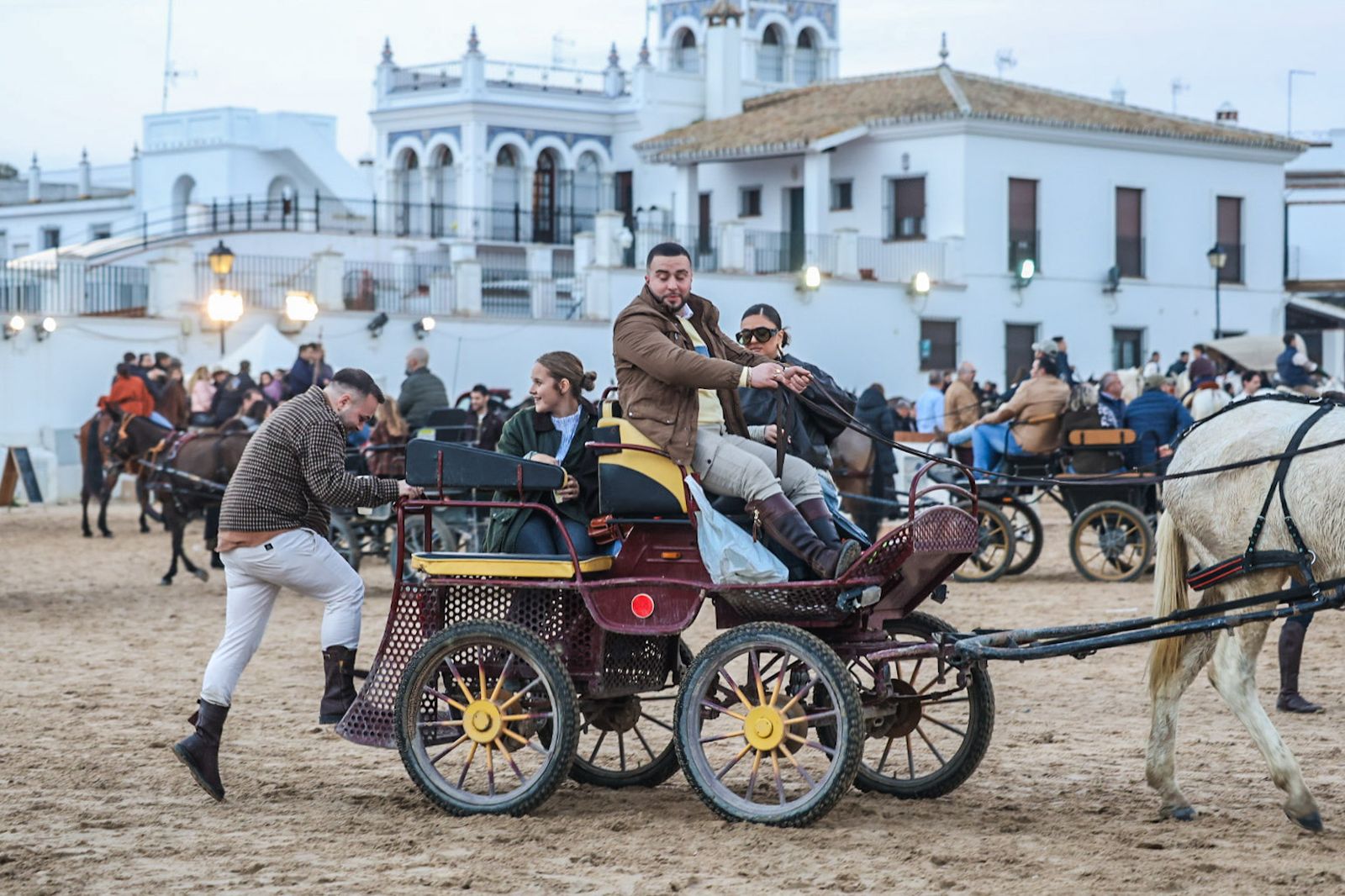 Fotografías de ambiente y del rezo del Rosario por el entorno de la Ermita de la Virgen del Rocío con motivo de la Candelaria