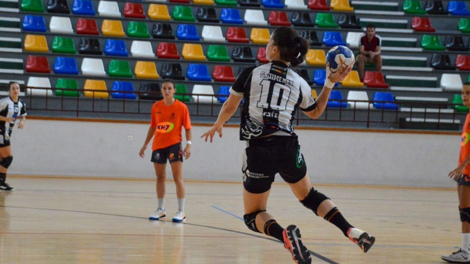 Sole López lanza a portería en salto.