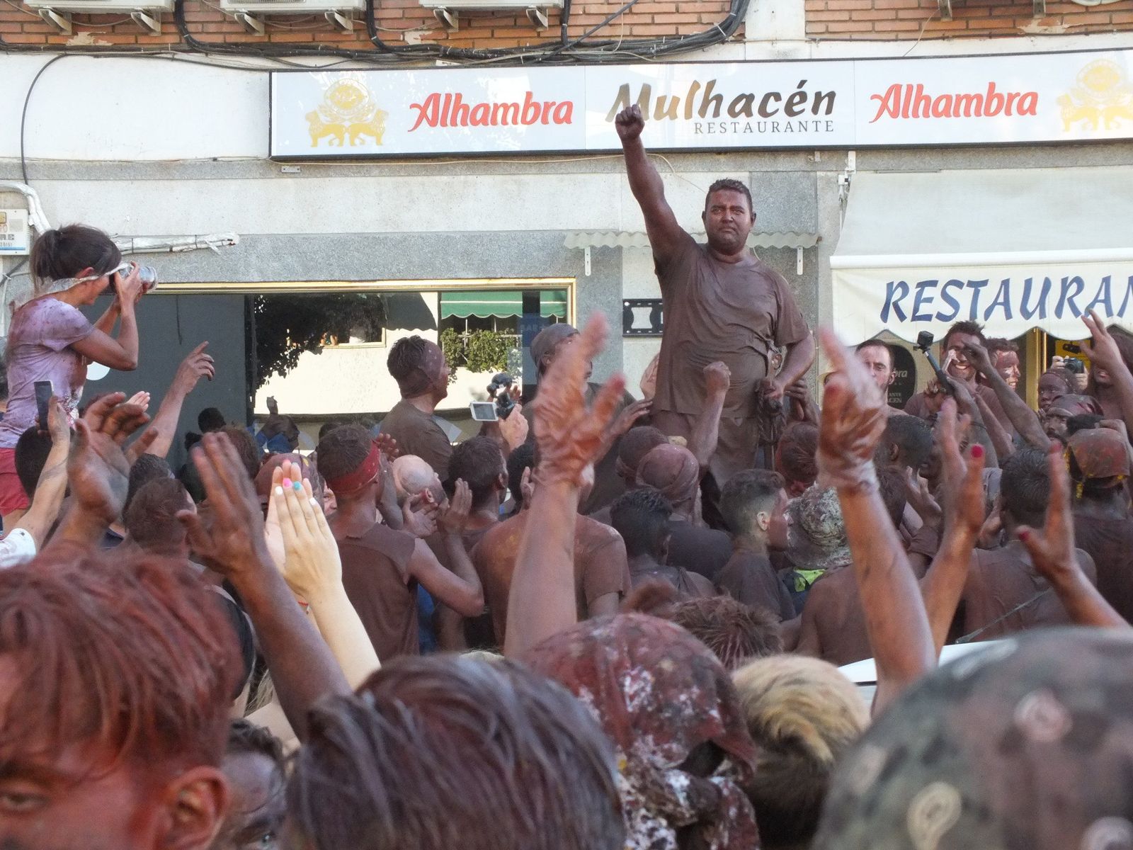 La fiesta del Cascamorras atrae a mucha gente de dentro y fuera del municipio.