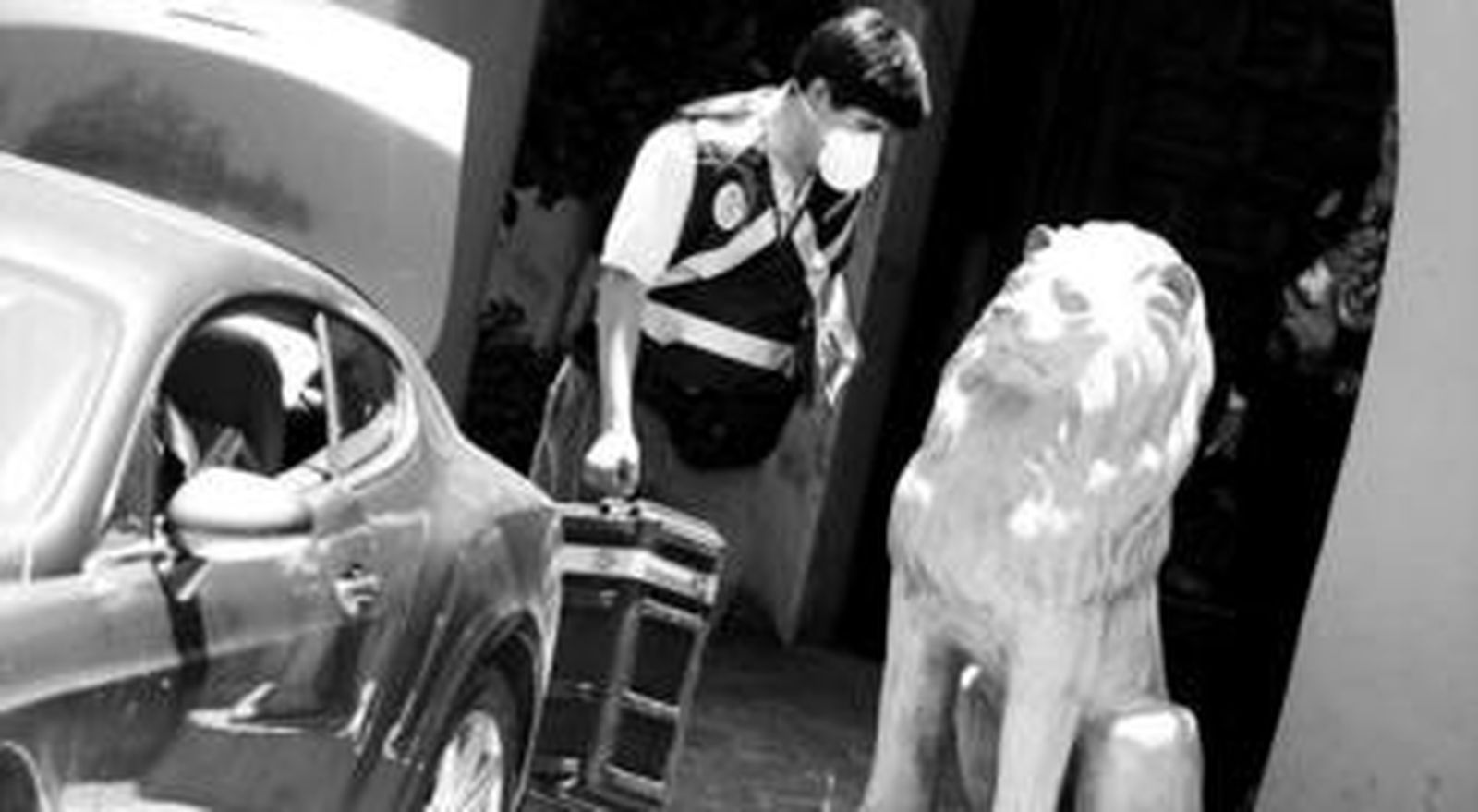 Esculturas de leones adornan la entrada de una de los chalets intervenidos por la Policía.