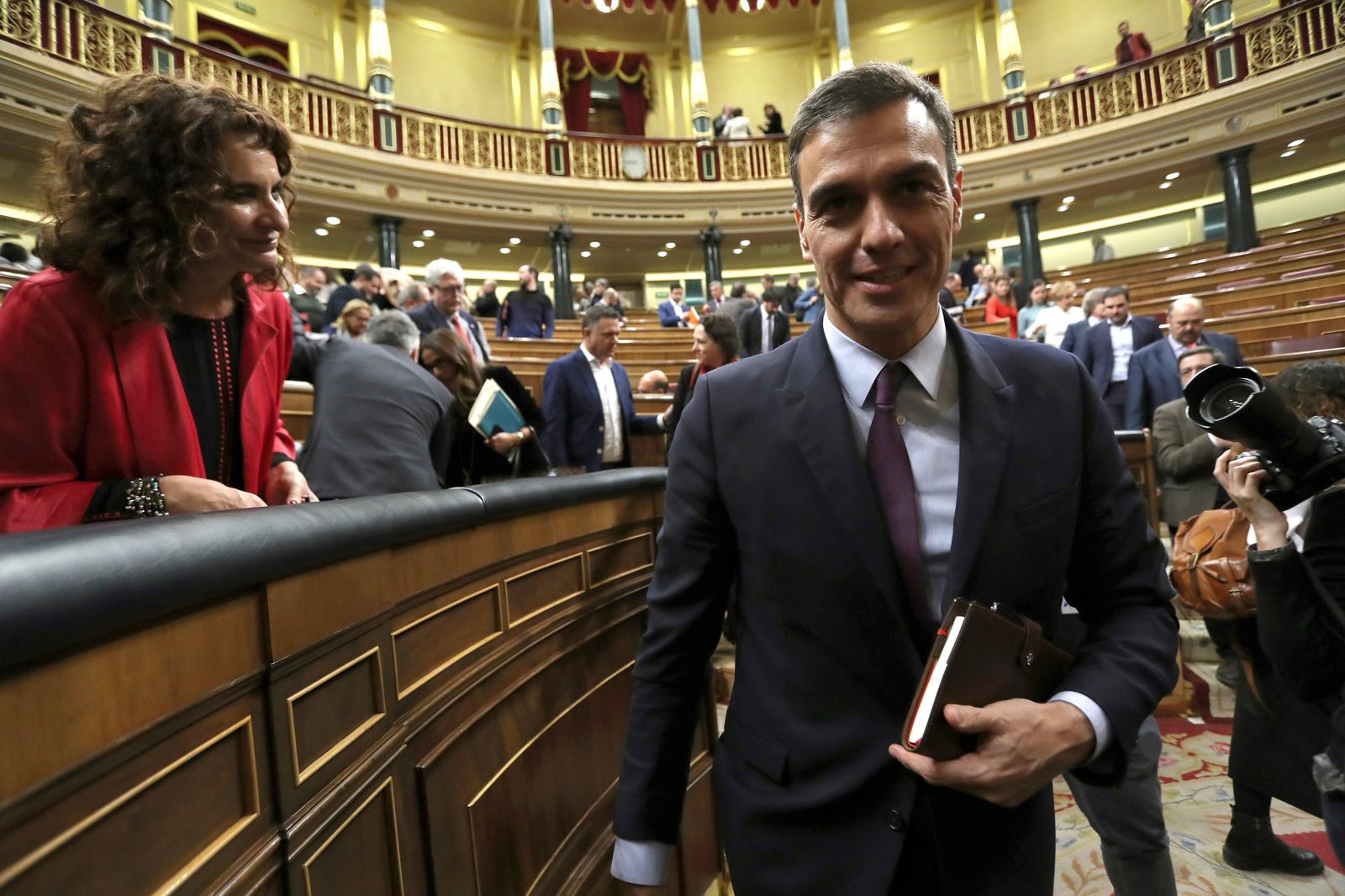 Pedro Sánchez y la ministra de Hacienda, María Jesús Montero, al finalizar la primera jornada del debate de totalidad de los Presupuestos este martes en el Congreso.