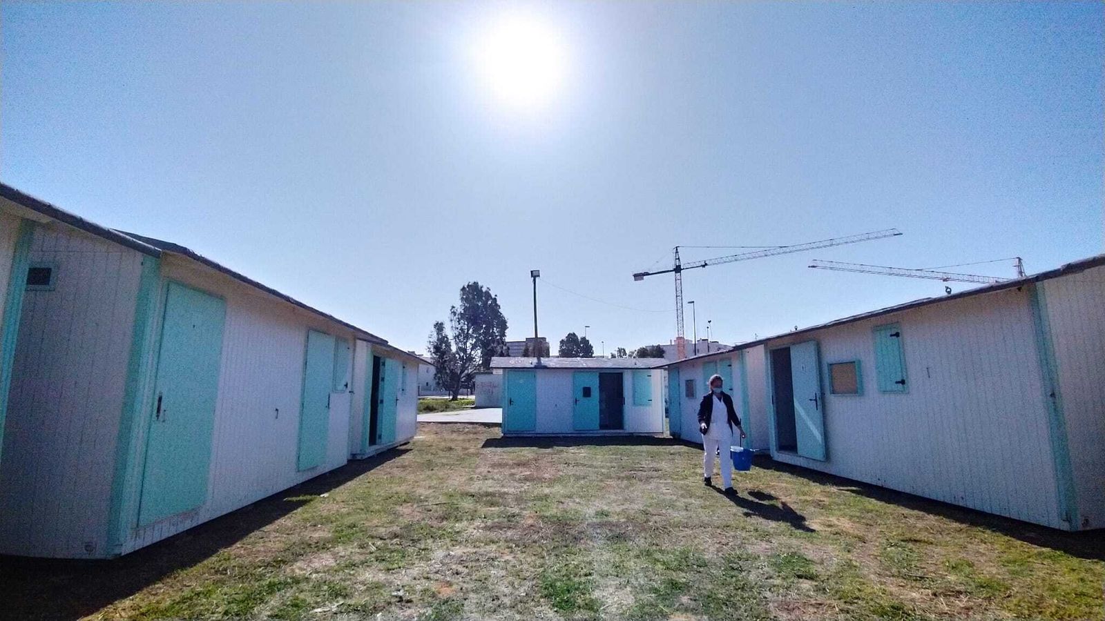 Casetas habilitadas para los pescadores desalojados de la playa de La Casería por los derribos de Costas.