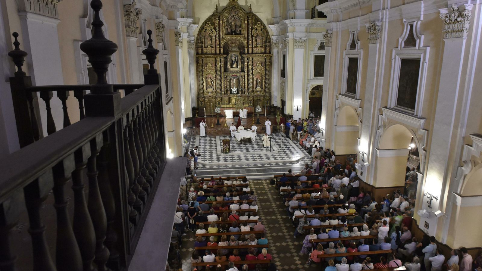 La parroquia de San Jacinto repleta de fieles para la misa de romeros.
