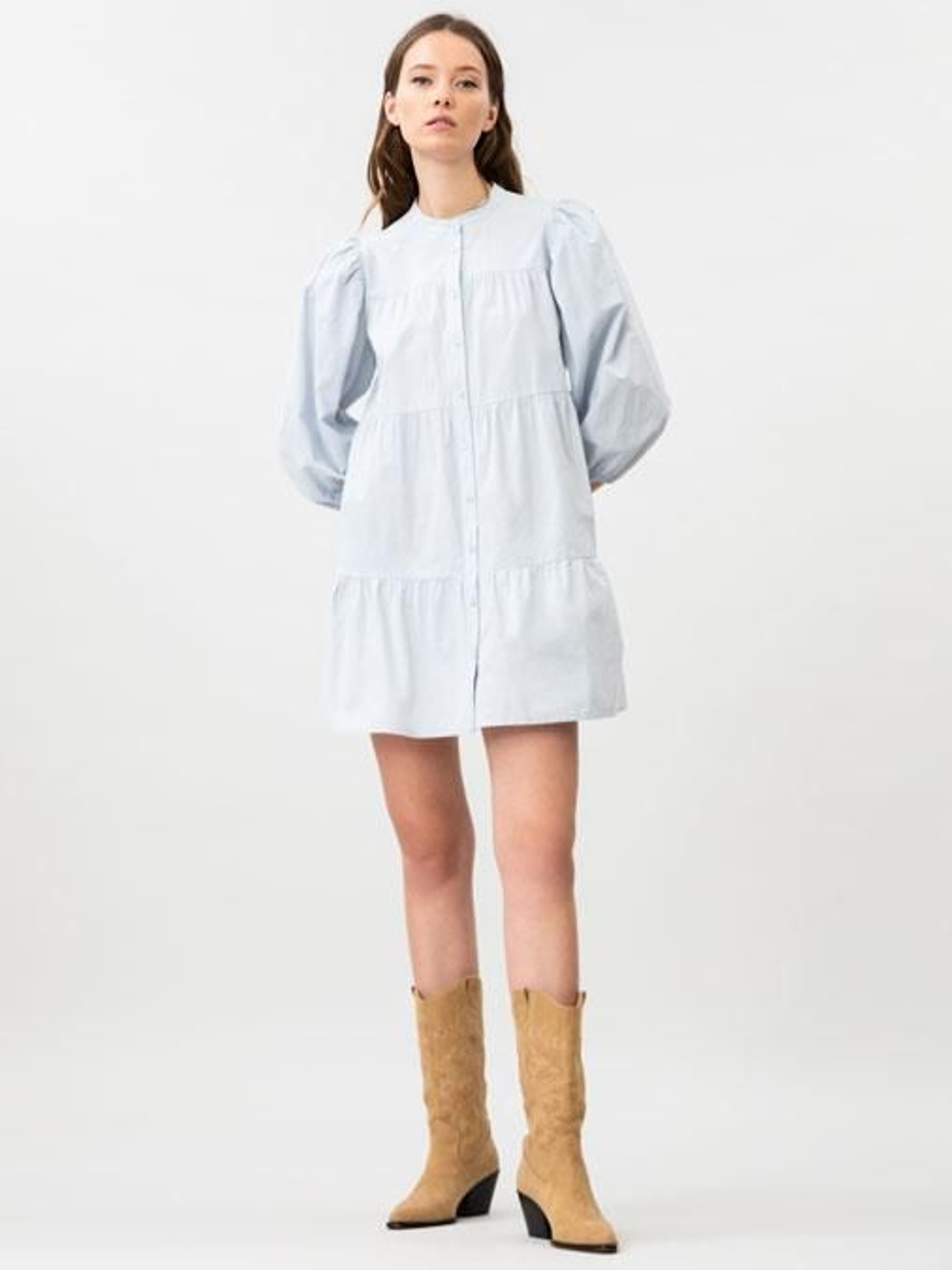 El vestido de 15 euros de Lefties en color celeste.