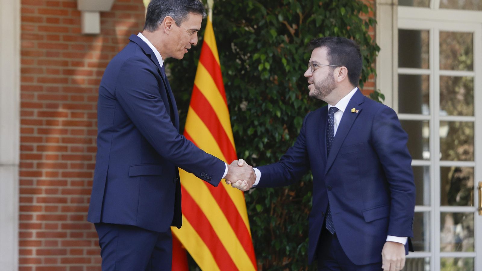 Sánchez Saluda a Aragonès en la entrada del Palacio de la Moncloa