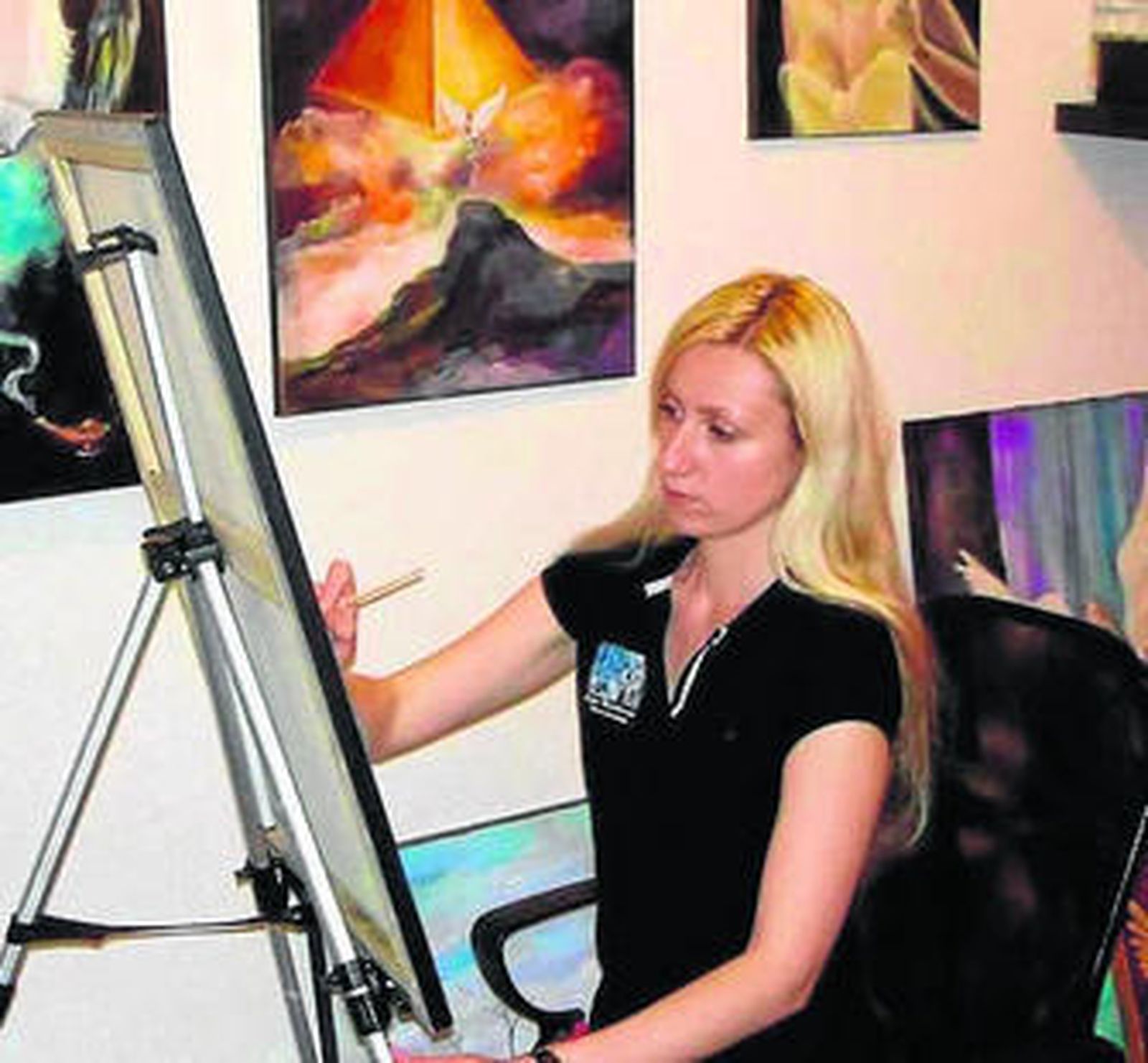 Sofía Mashkarina pintando una de sus obras.