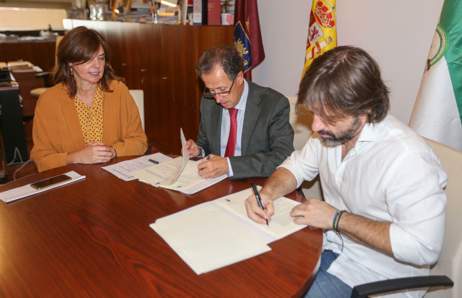 Momento de la firma entre Consistorio y asociación para rubricar el convenio.