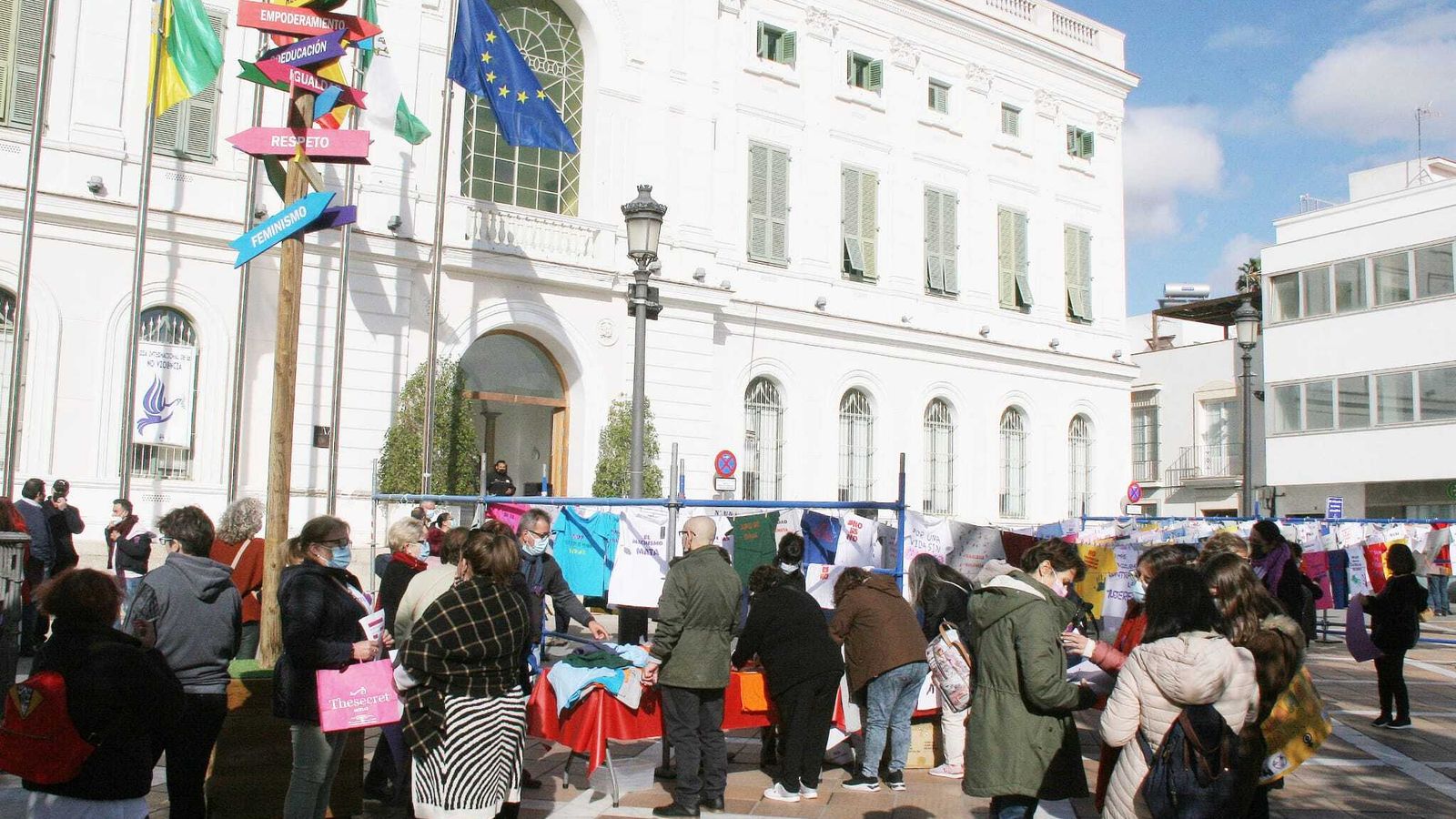 La mesa de trabajo en la que la ciudadanía ha podido estampar sus camisetas por la Igualdad.