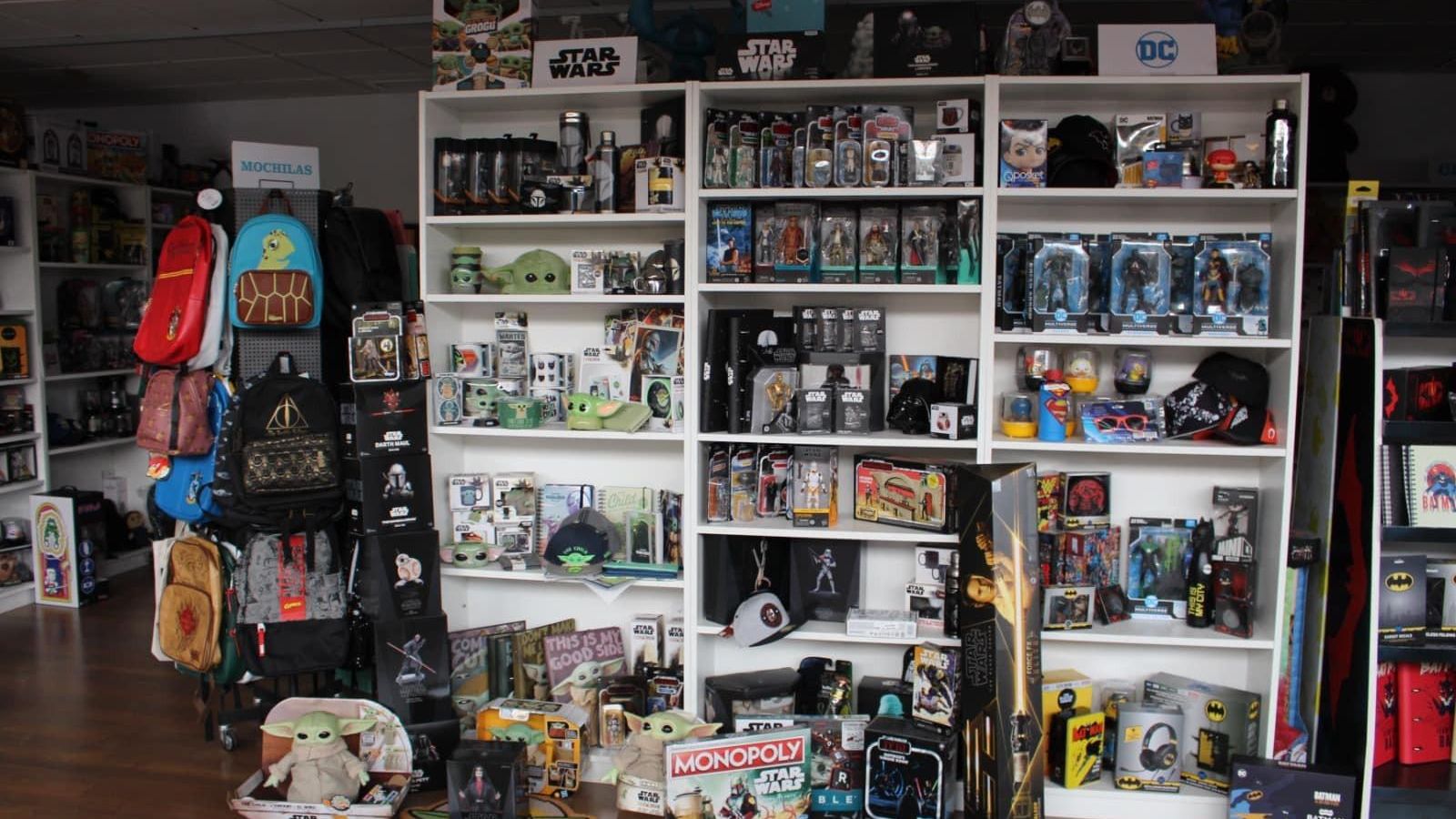 Imagen de archivo de un expositor con parte del producto que comercializan