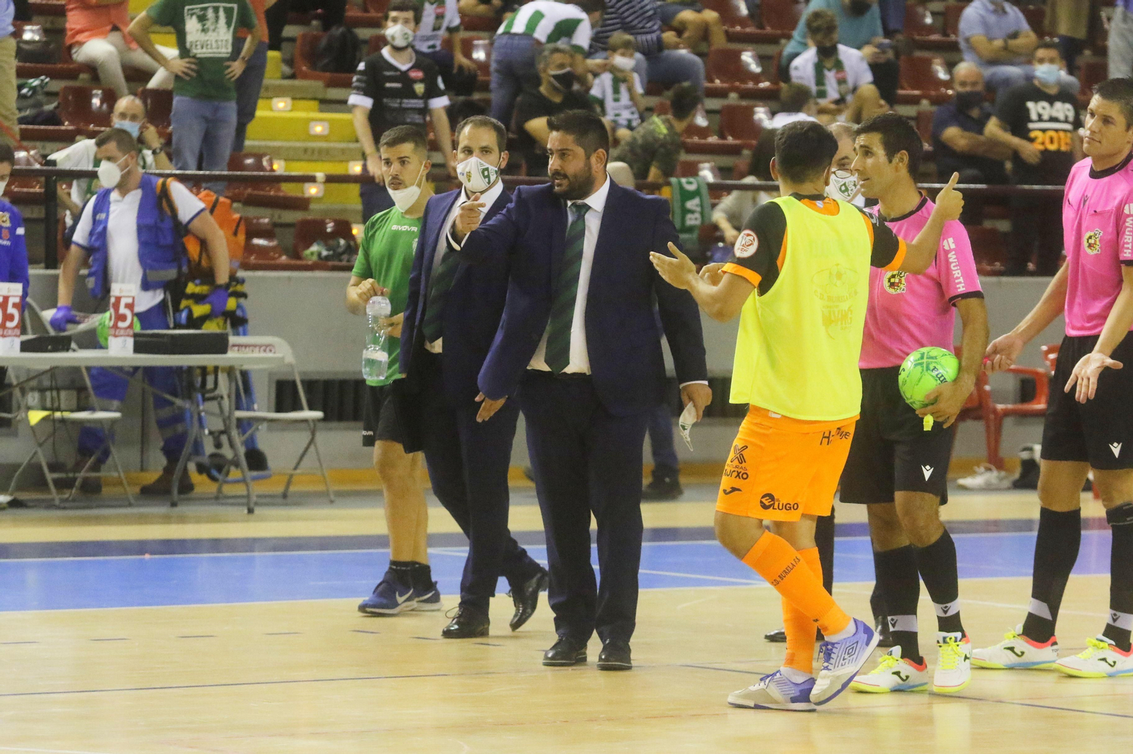 Las fotos del estreno liguero del Córdoba Futsal ante el Burela