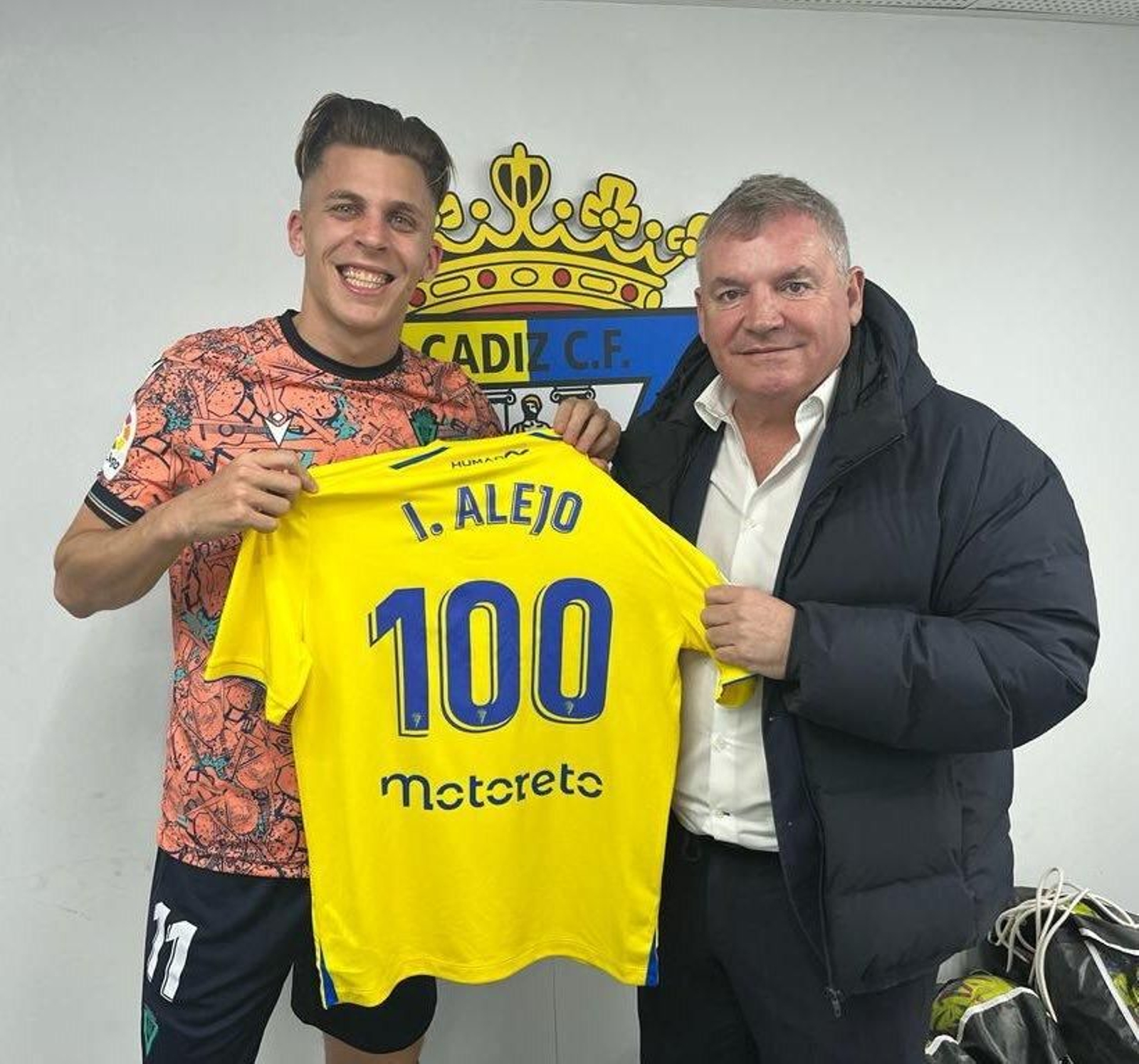 Iván Alejo recibe su camiseta centenario de manos del presidente.