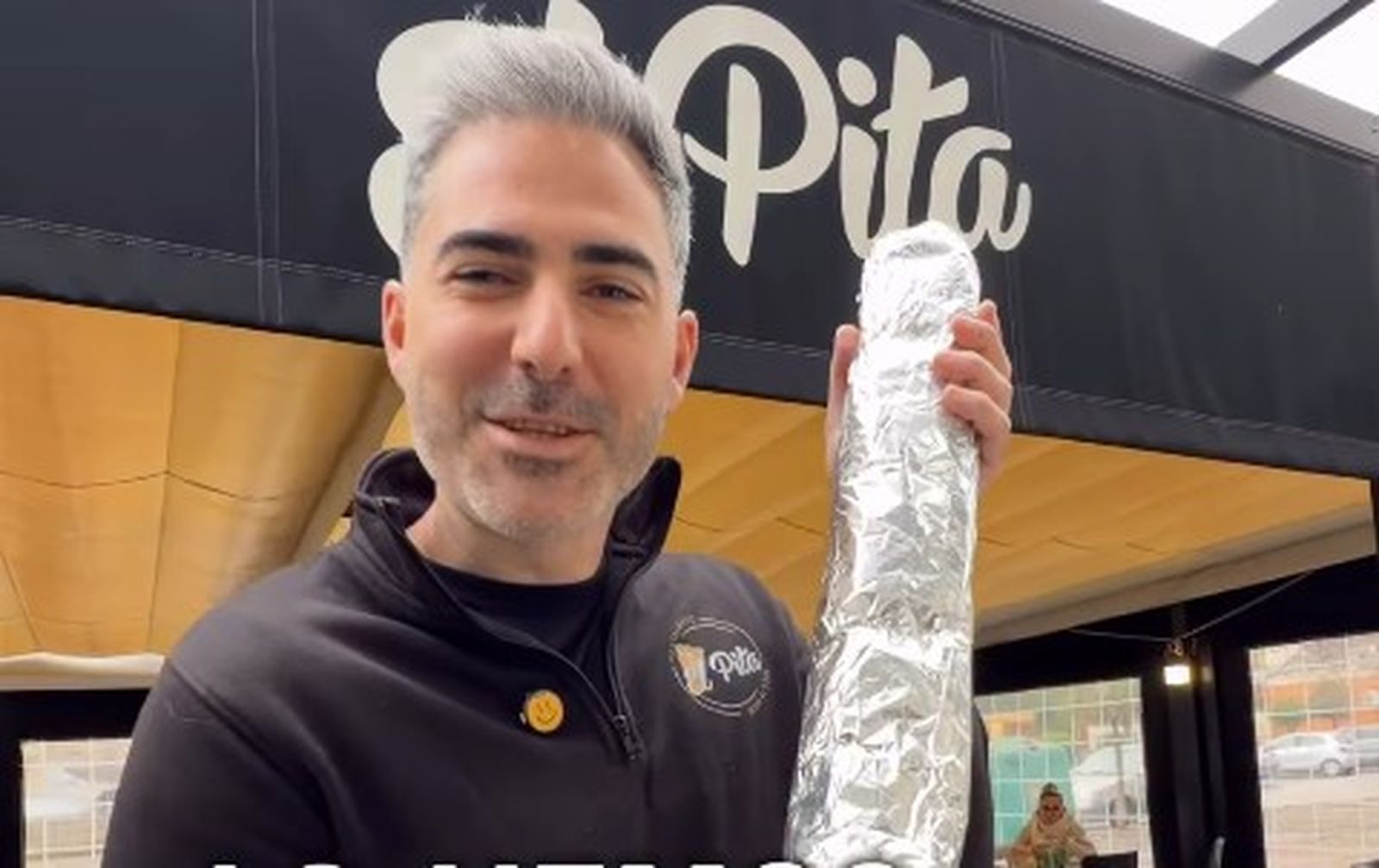 Álex, del Restaurante El Pita, en Jerez, con un kebab doble XL, el más grande de Andalucía.