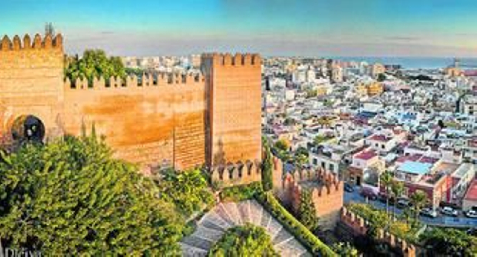 Vista panorámica de la entrada principal de la Alcazaba.
