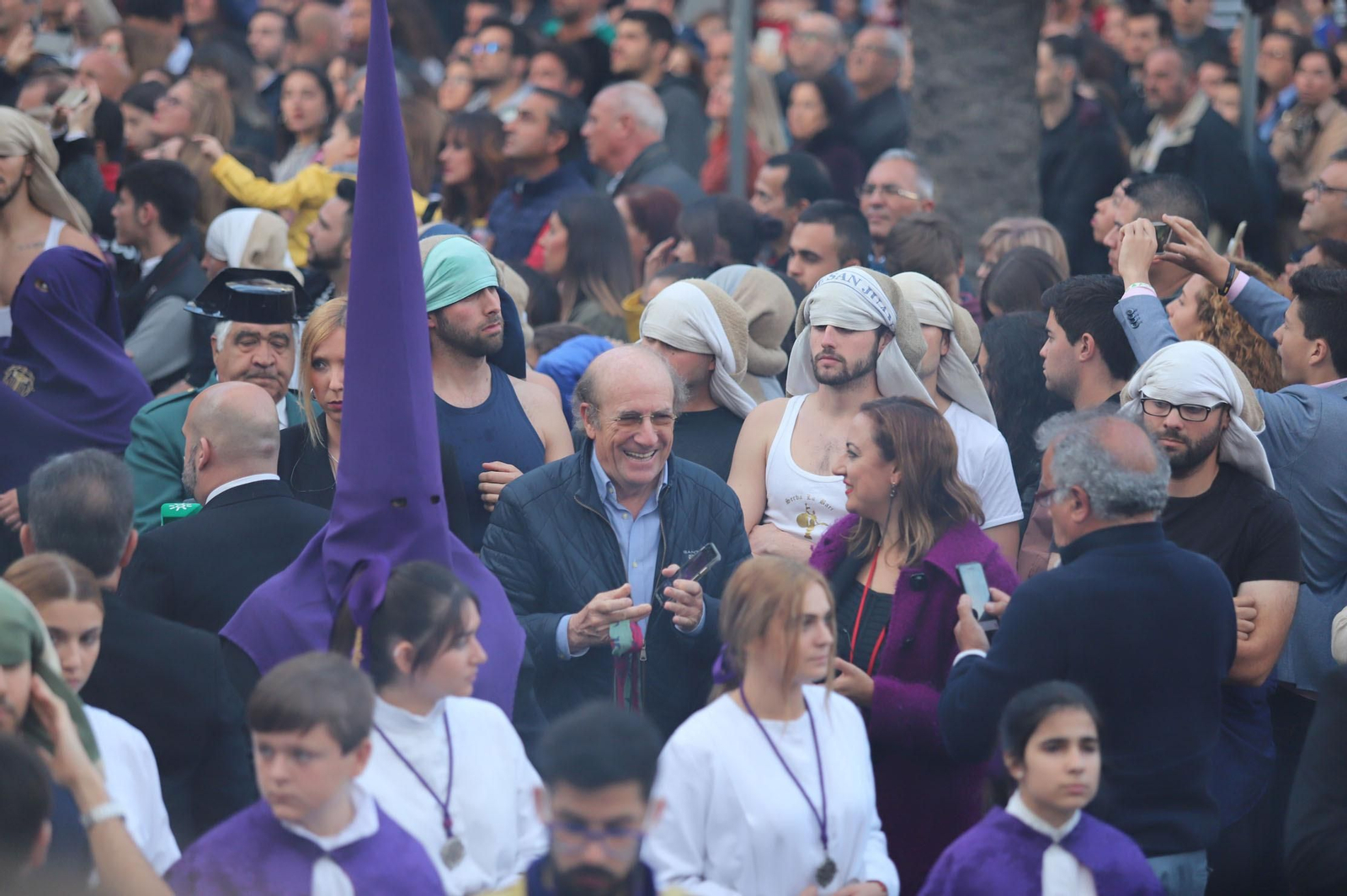 Imágenes de la procesión del Descendimiento por las  calles de Huelva