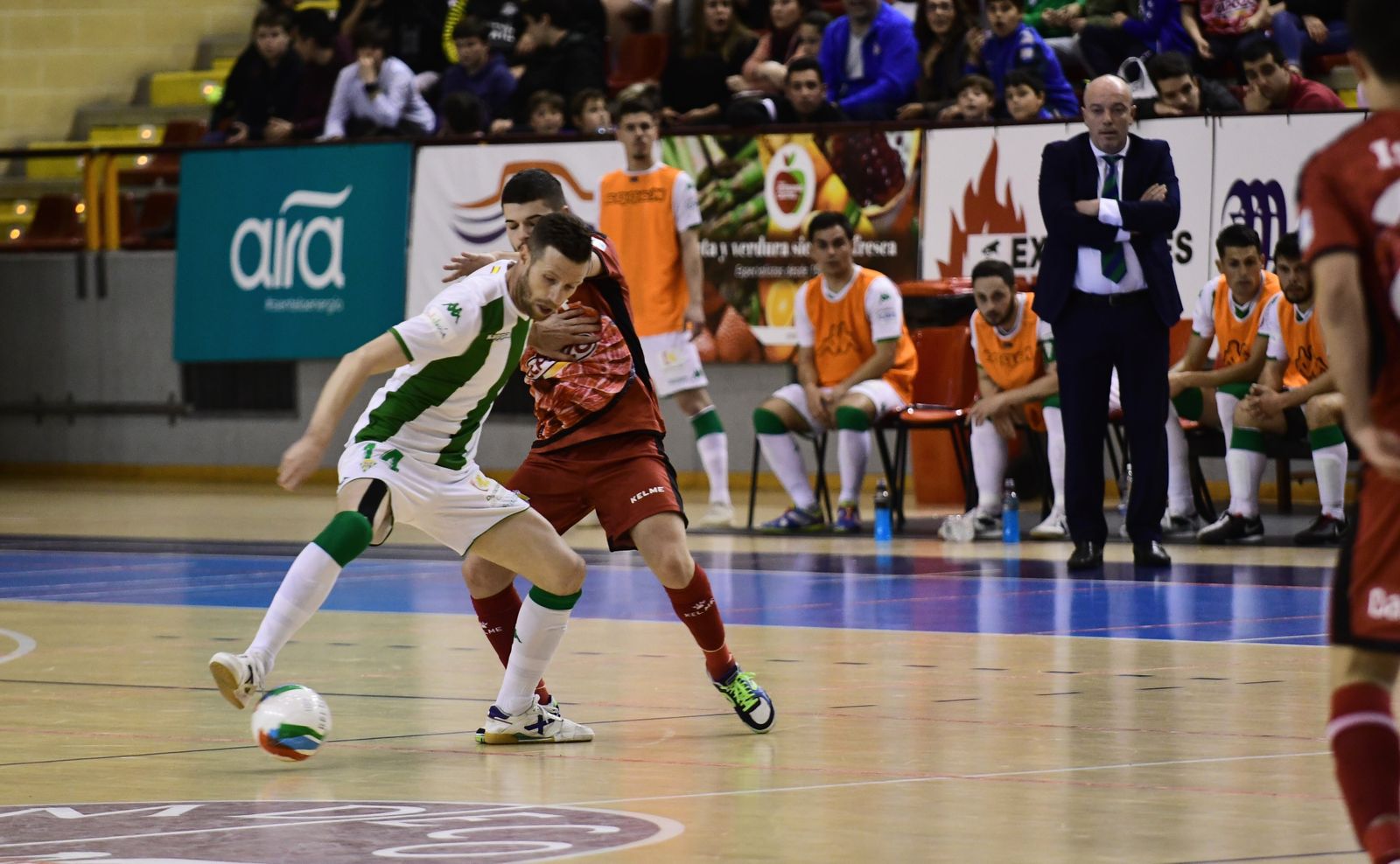 Cordero controla un balón, durante el partido con filial de ElPozo del curso 18-19.