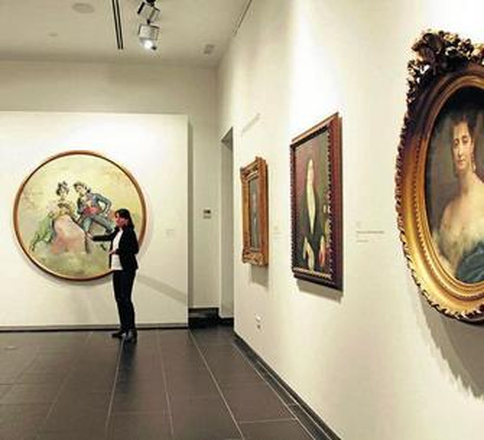 La comisaria de la muestra, Emilia Garrido, ante una de las obras.