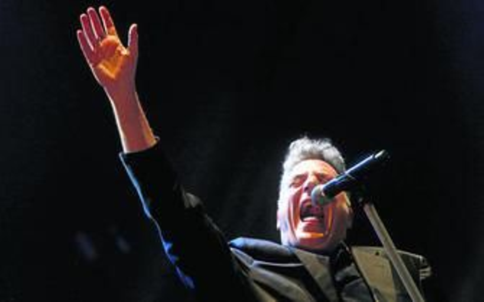 Loquillo, energía y veteranía sobre el escenario. Loquillo, energía y veteranía sobre el escenario.