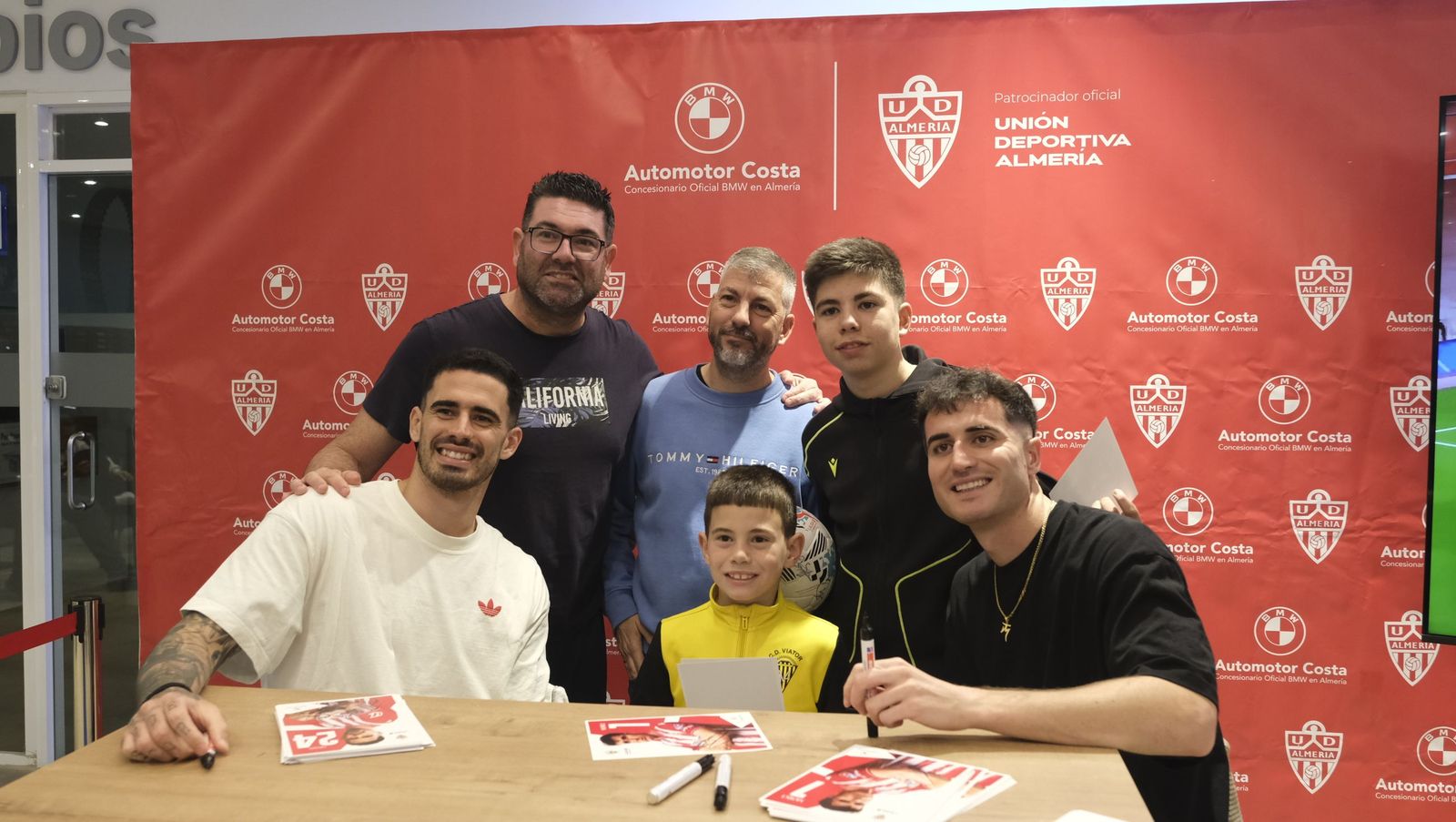 La firma de autógrafos de Jon Morcillo y Miguel de la Fuente en Automotor Costa BMW