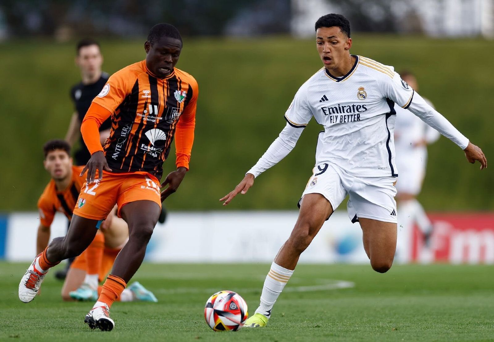 Fomeyem conduce el balón ante la presión de Álvaro Rodríguez