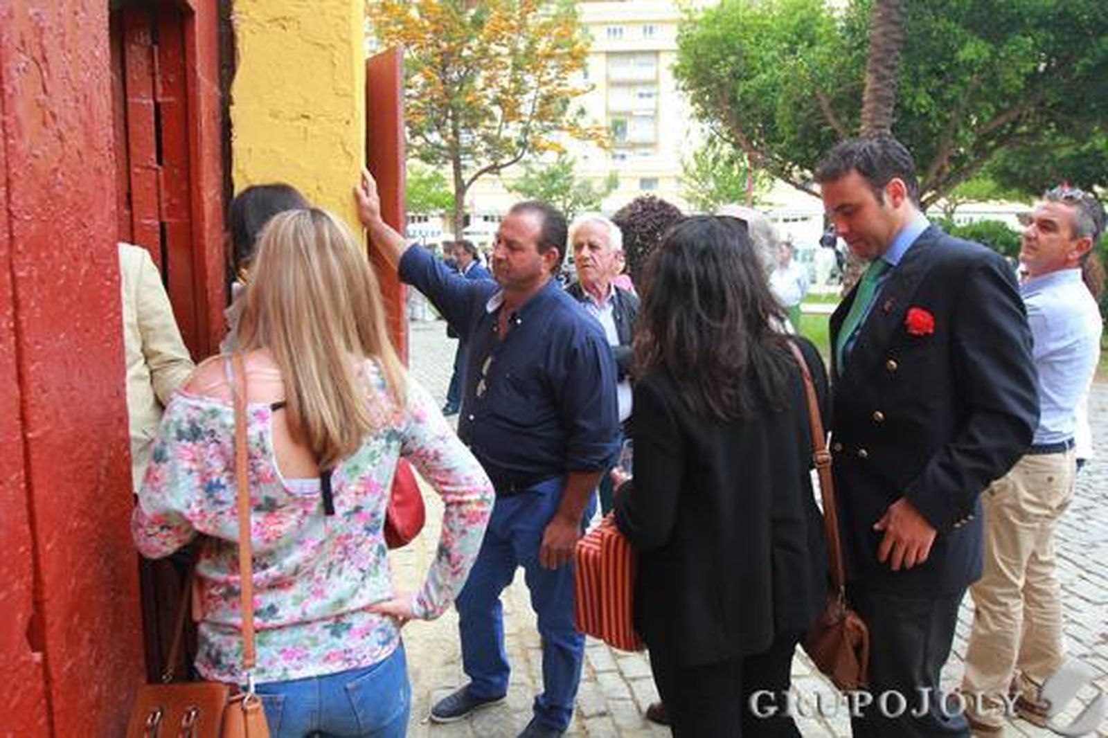 Un grupo de aficionados hace cola para entrar.

Foto: Jose Contreras