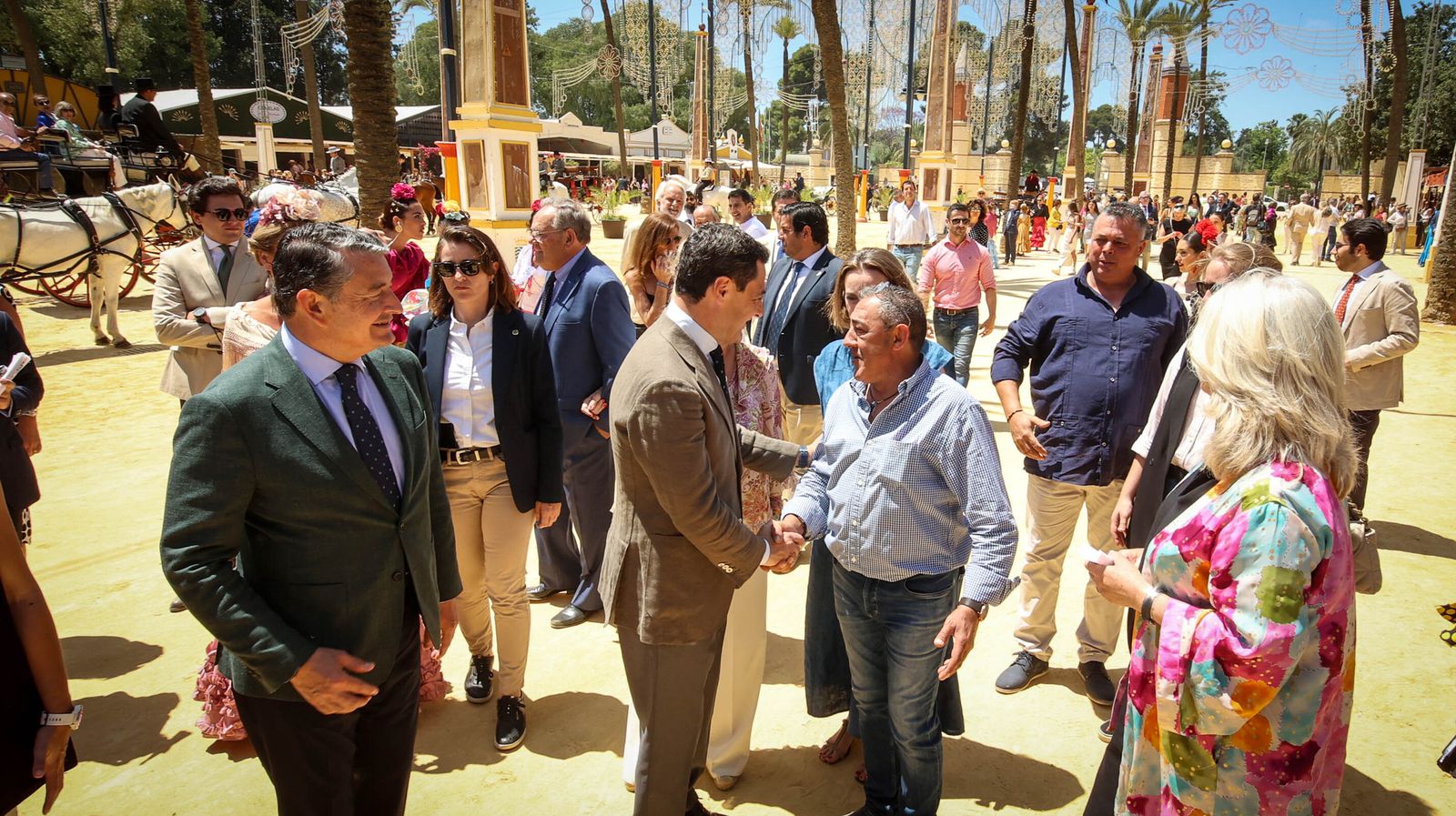 Juanma Moreno se pasea por la feria de Jerez 2023