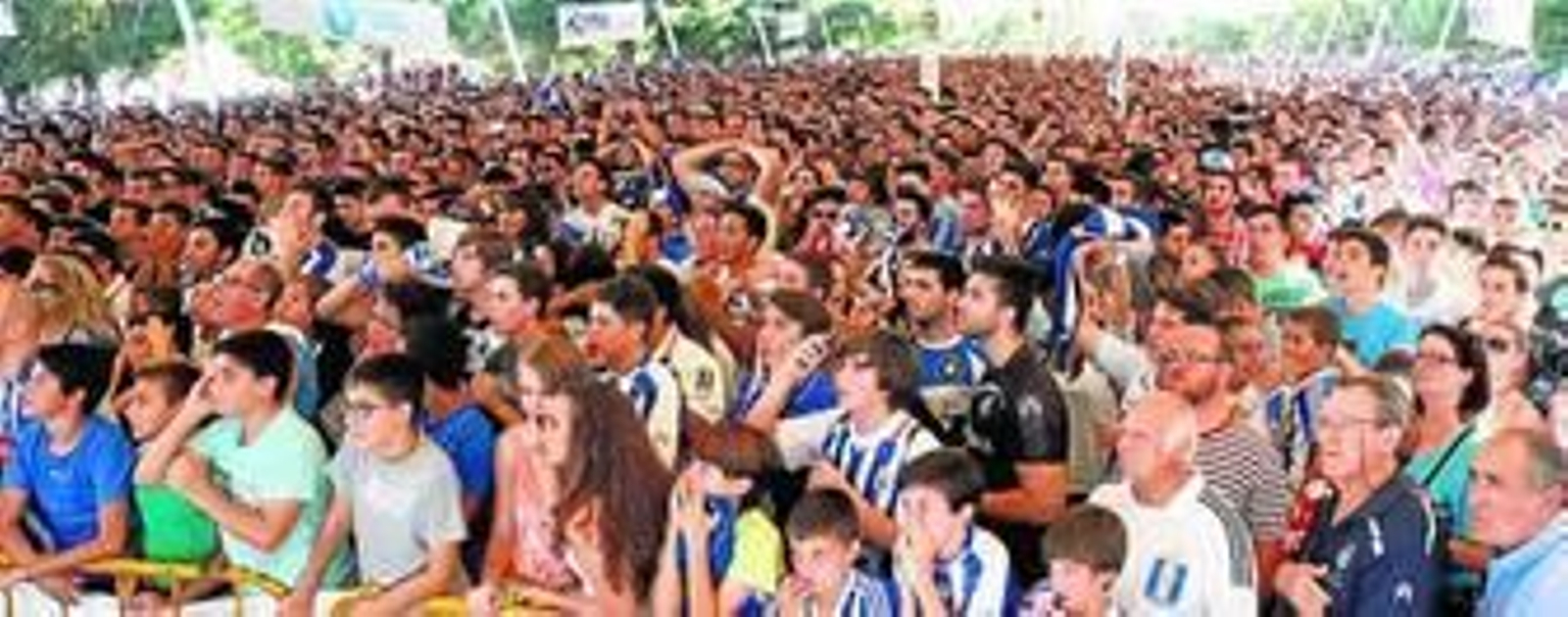 1. La carpa de la Avenida de Andalucía, abarrotada de personas. 2. Seguidores albiazules muestran su entusiasmo antes del triste desenlace. 3. Un aficionado entona los cánticos de apoyo al Recre. 4. Un gran danés seguidor del equipo onubense levanta pasiones. 5. Una seguidora implora al Decano que marque. 6. Huelva Información estuvo con la afición en la gran final. 1. La carpa de la Avenida de Andalucía, abarrotada de personas. 2. Seguidores albiazules muestran su entusiasmo antes del triste desenlace. 3. Un aficionado entona los cánticos de apoyo al Recre. 4. Un gran danés seguidor del equipo onubense levanta pasiones. 5. Una seguidora implora al Decano que marque. 6. Huelva Información estuvo con la afición en la gran final.