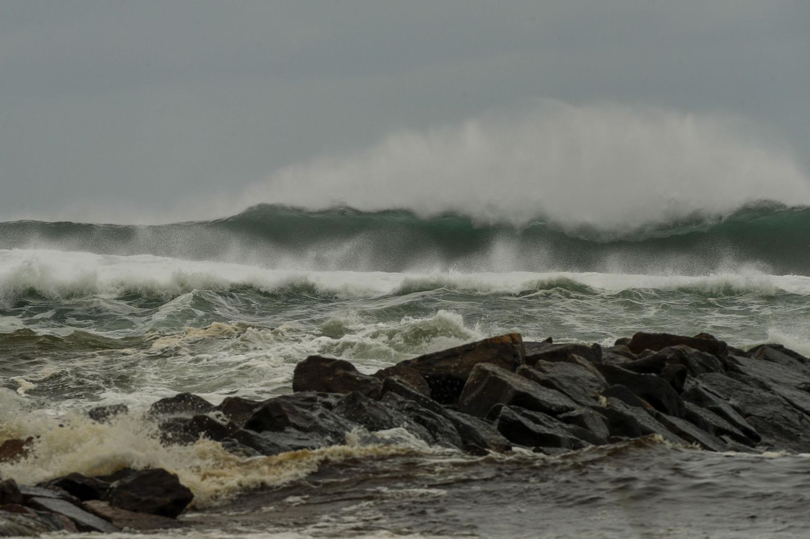 Las impresionantes olas que provoca Herminia en la costa norte de España