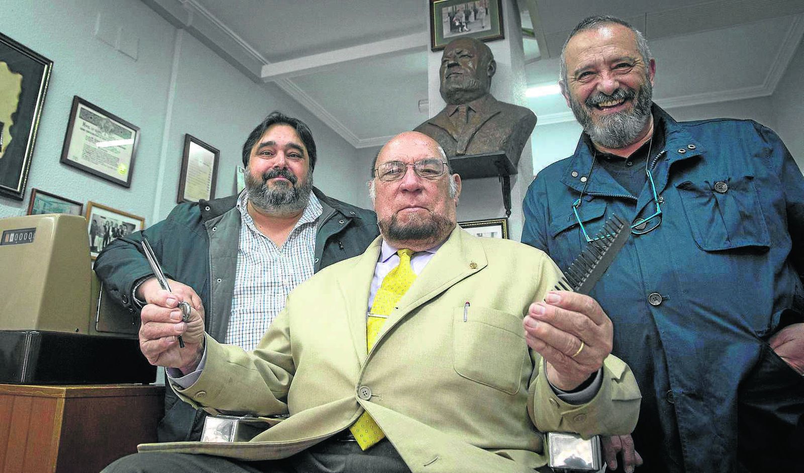 Melado, entre Méndez Lastrucci y el pintor Luis Rizo. Detrás, el busto del escultor.