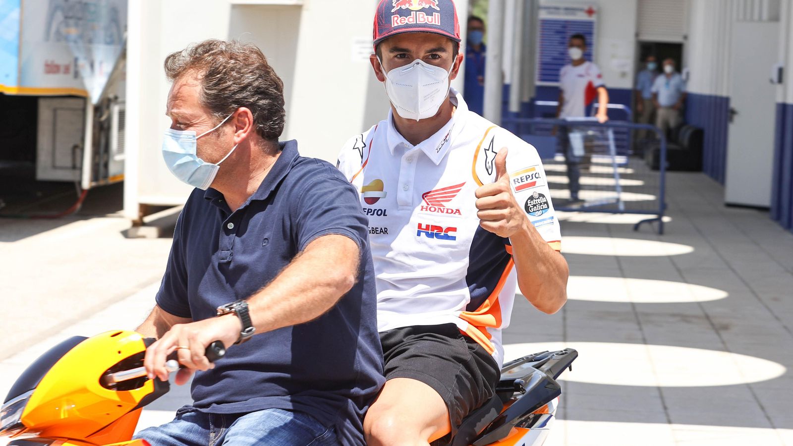 Márquez, el pulgar hacia arriba llevado a su motorhome por Emilio Alzamora tras las pruebas médicas. Márquez, el pulgar hacia arriba llevado a su motorhome por Emilio Alzamora tras las pruebas médicas.