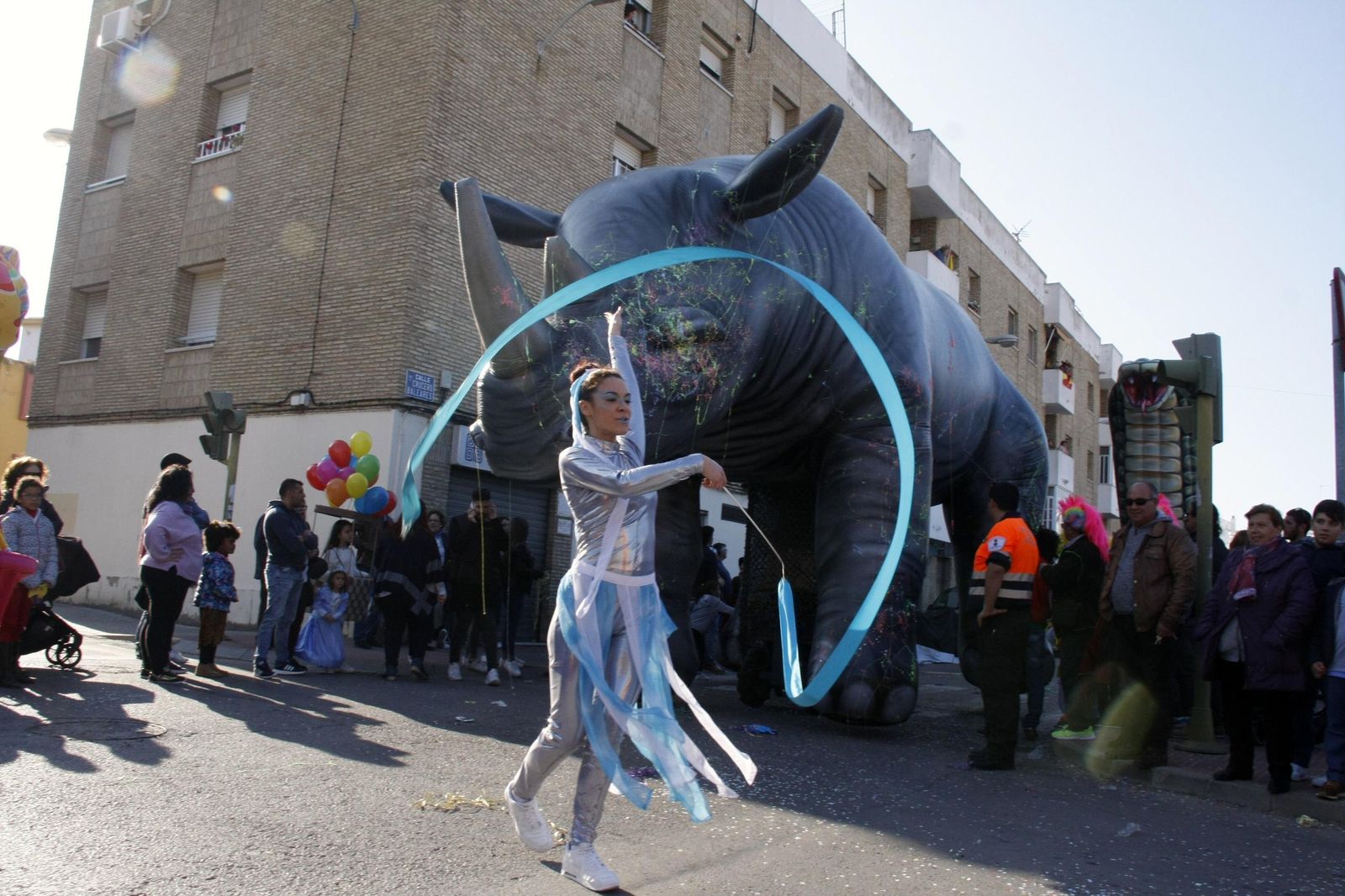 Grandes figuras hinchables de animales y bailarinas acompañaron el animado cortejo de Carnaval.