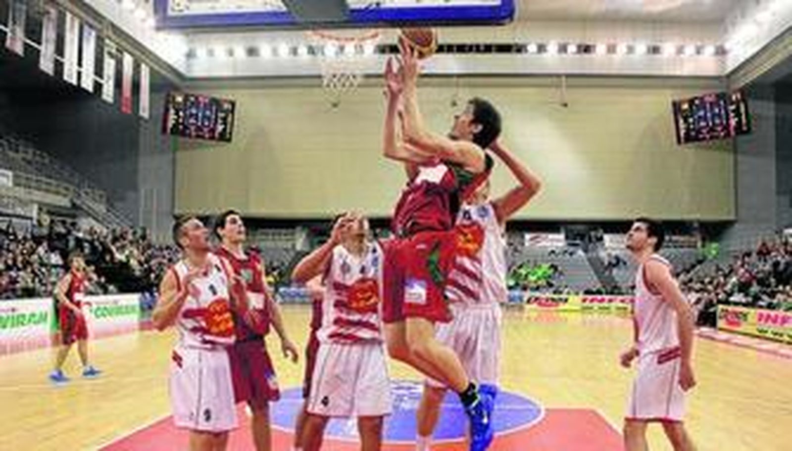 Javi Hernández trata de anotar en una penetración por la línea de fondo.