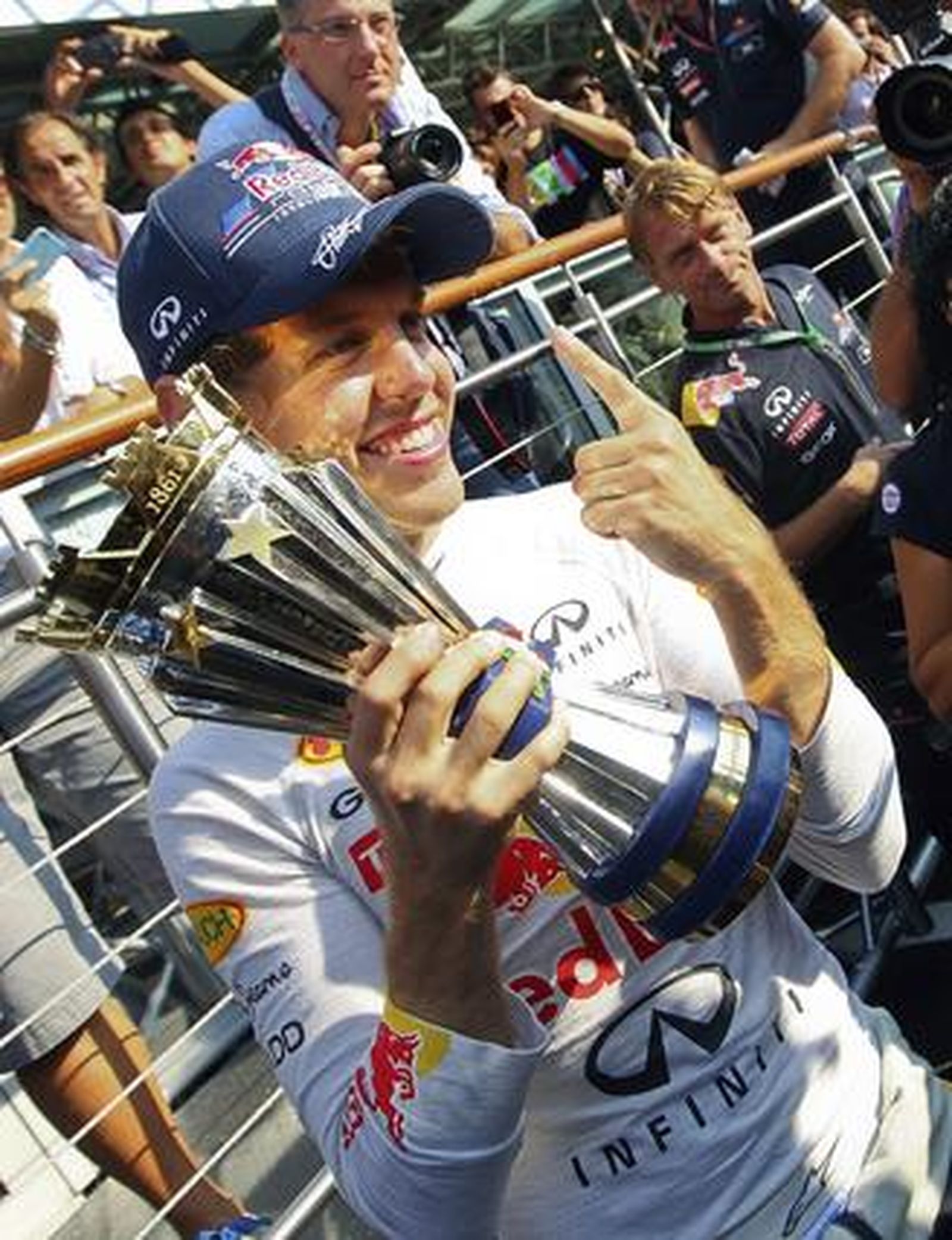 Vettel también gana en Monza y Alonso acaba tercero tras llegar a liderar la carrera. / EFE