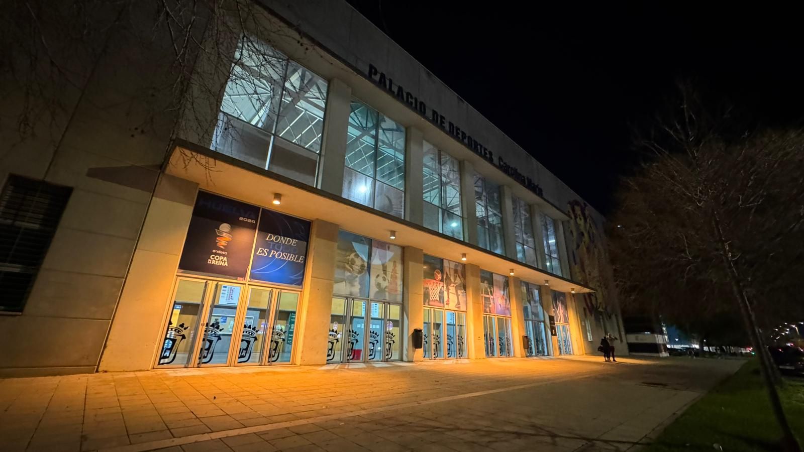 Las fotografías de los preparativos en el Carolina Marín para la Misa funeral por las víctimas de Adamuz