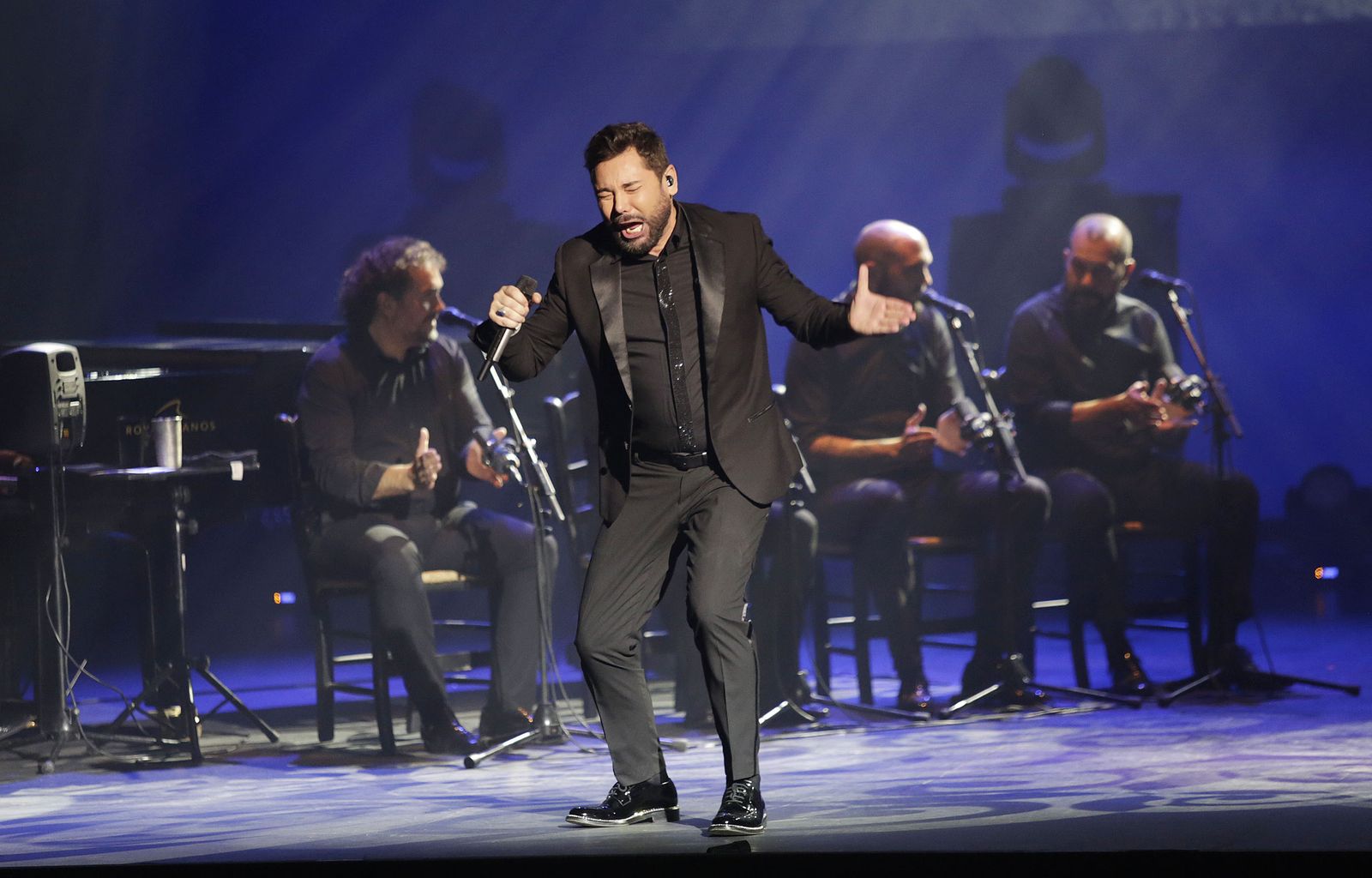 El artista Miguel Poveda, con Diego Montoya, Dani Bonilla y El Londro, al fondo, durante la primera de sus cuatro noches en el Falla.