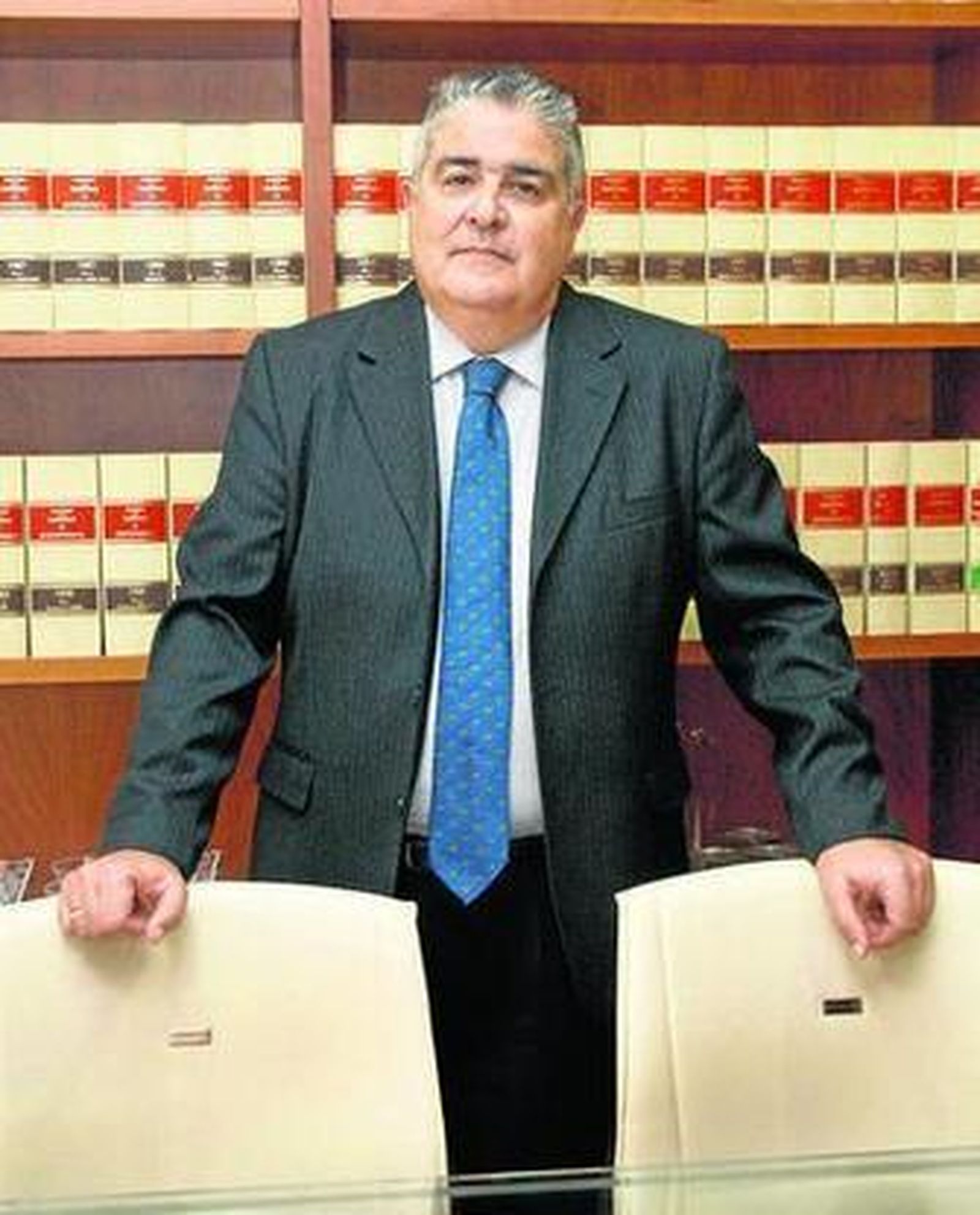 José Pascual Pozo en su despacho del bufete de abogados, Lealtadis.