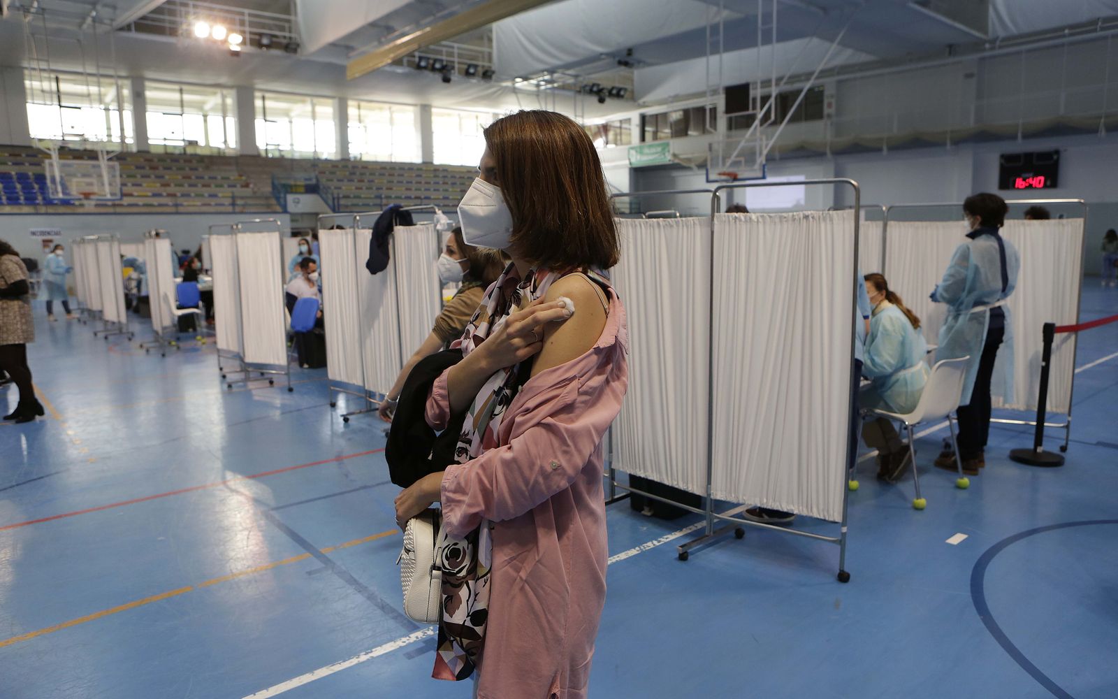 Vacunación de profesores en el pabellón deportivo del SADUS