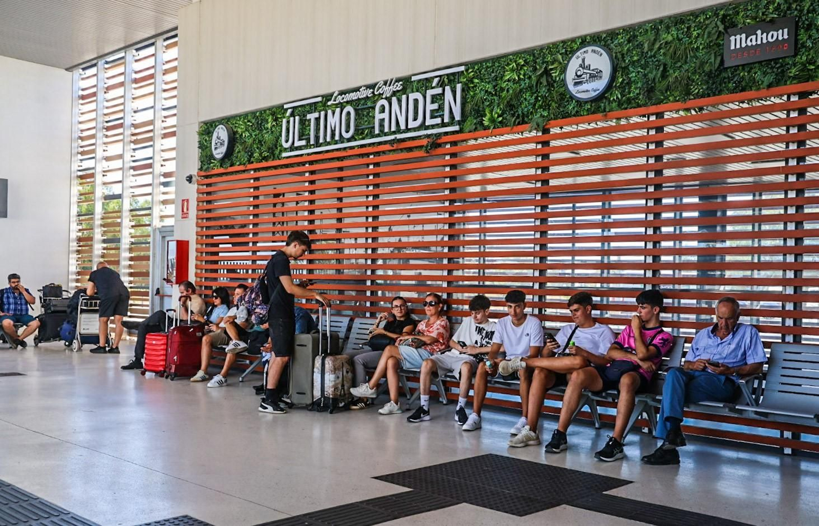 Pasajeros el pasado septiembre en la estación de trenes de Huelva.