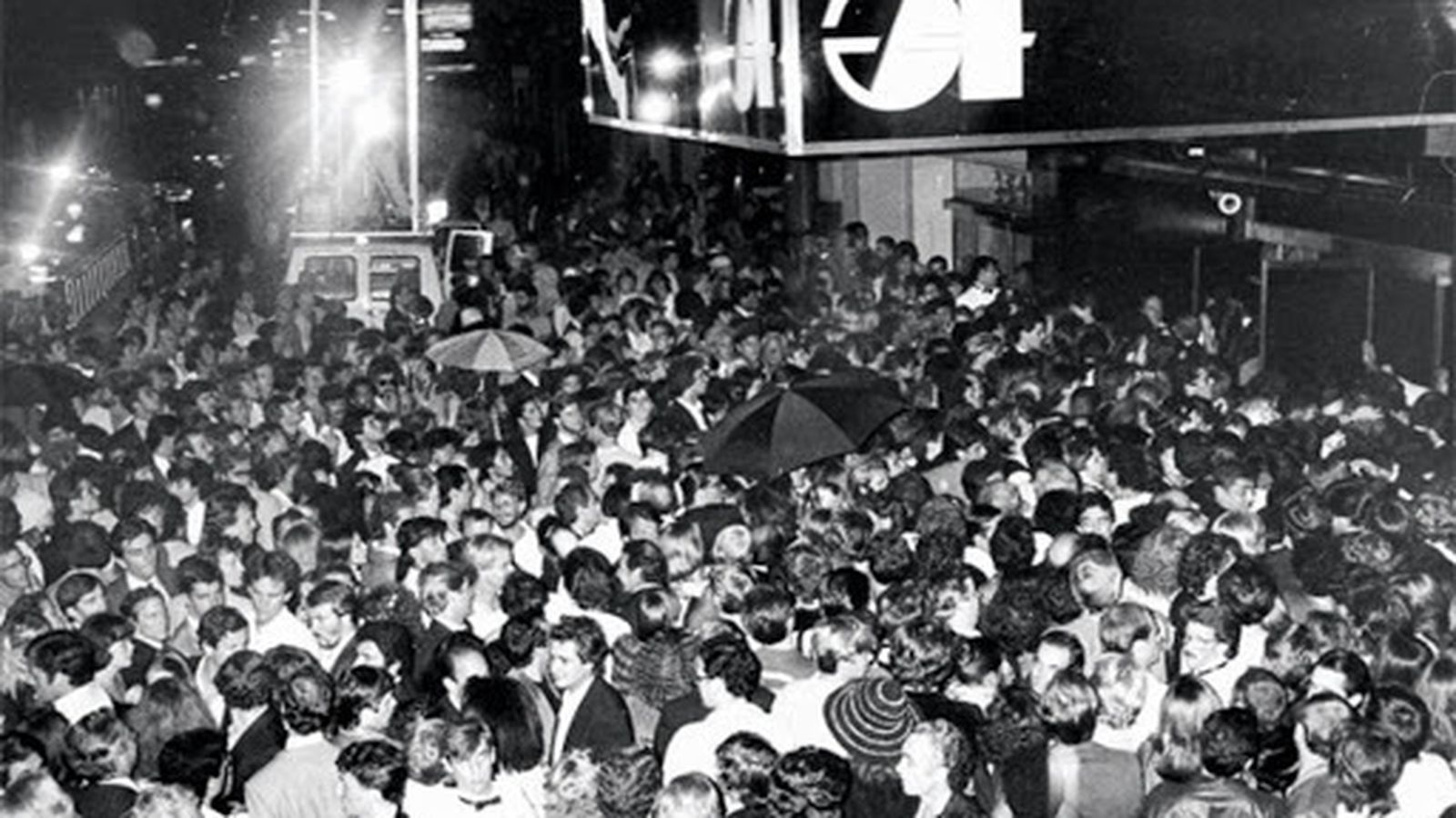 Panorámica de la discoteca Studio 54, en los 70, repleta de gente.