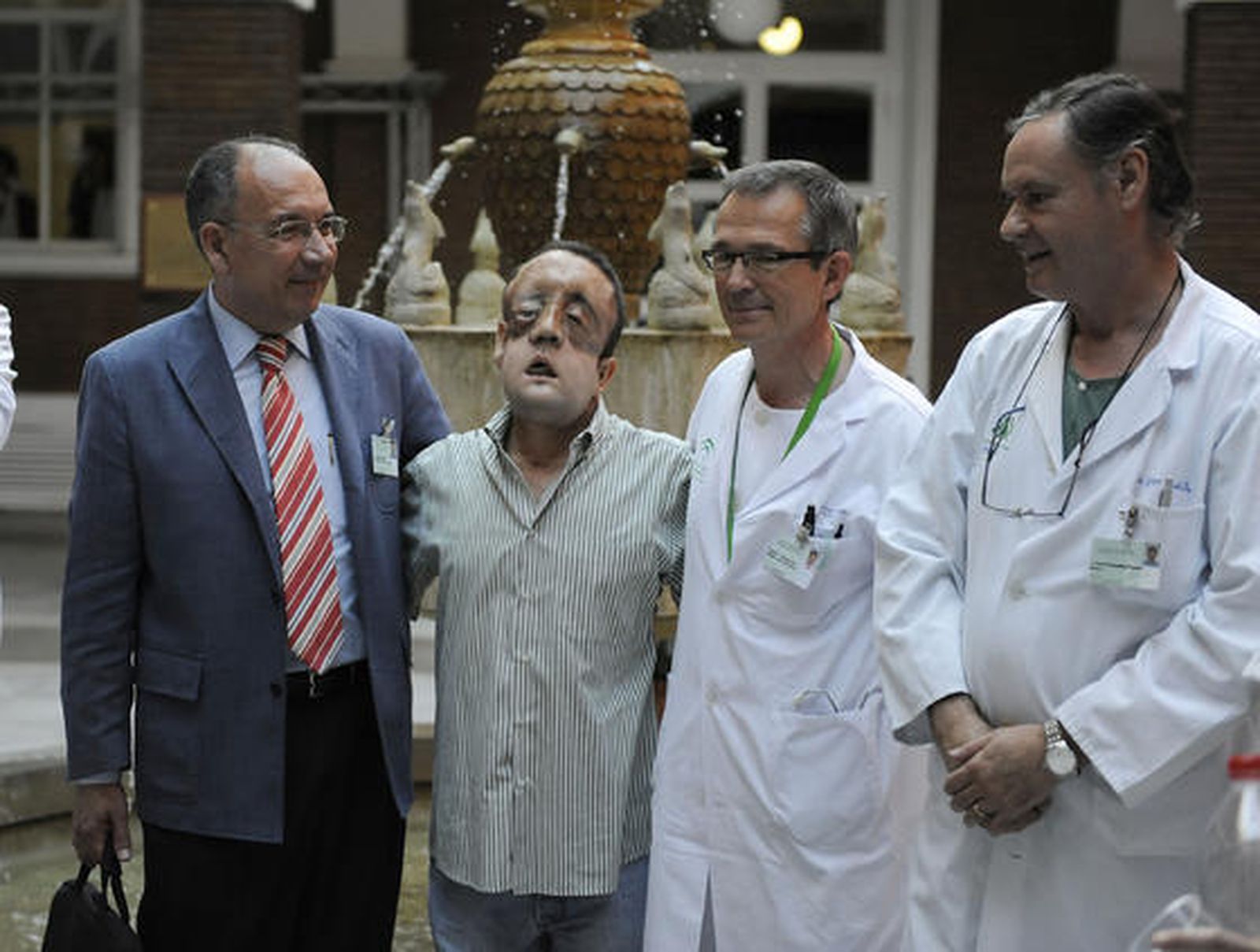 Rafael, junto al equipo médico que llevó a cabo el primer trasplante de cara de Andalucía.

Foto: Juan Carlos Vázquez