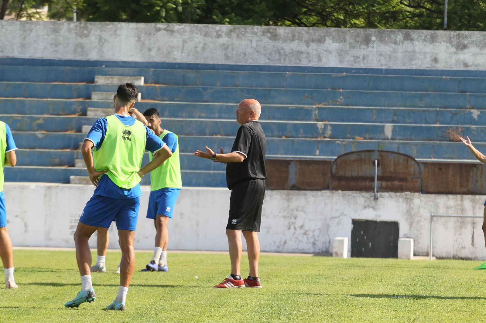 García Tébar, dando instrucciones en un entrenamiento en La Juventud.